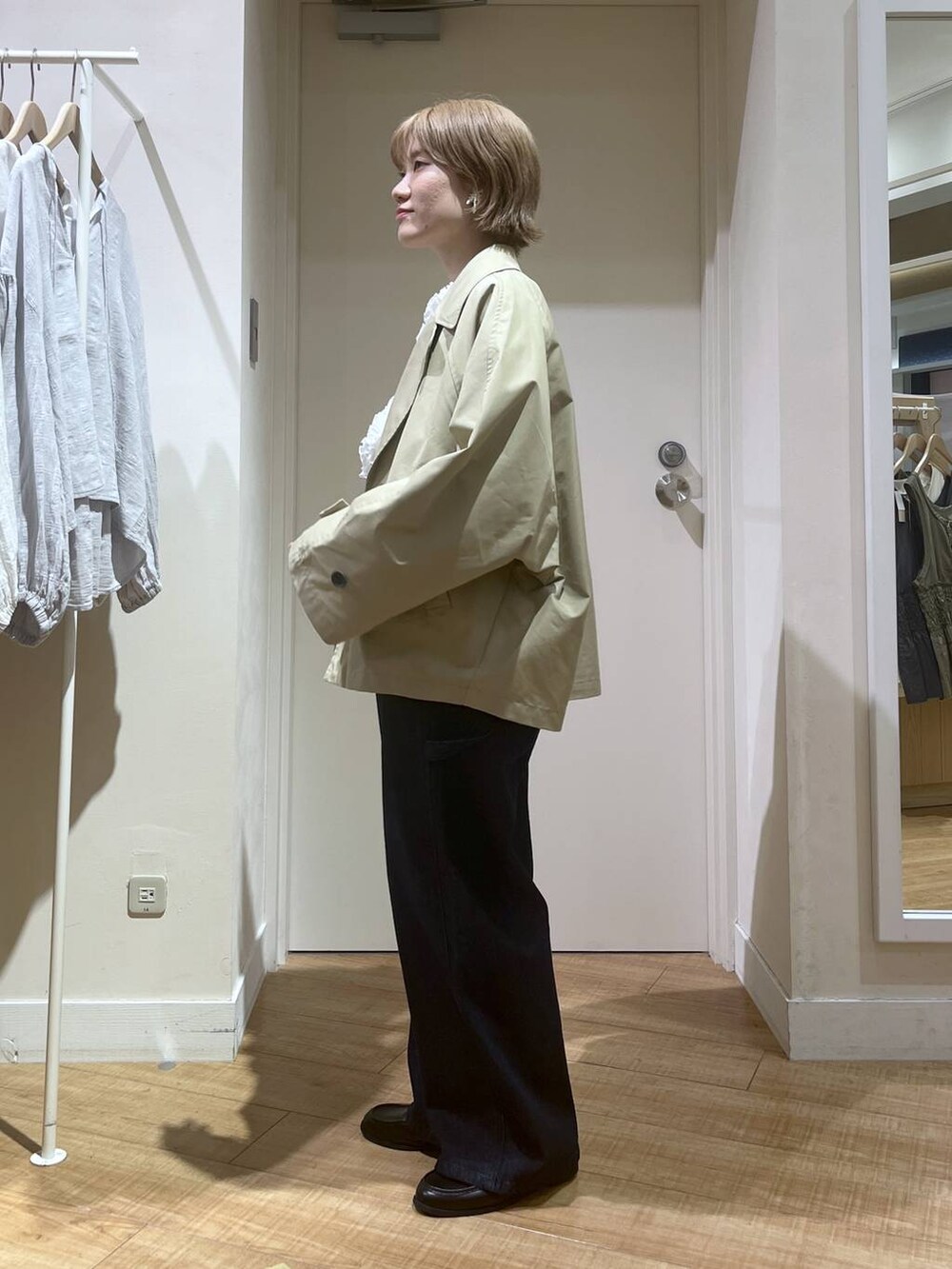 ホワイト系のシャツ/ブラウス、ブラック系のローファー、ブルー系のその他パンツを着用したレディースの春コーディネートの2枚目の写真