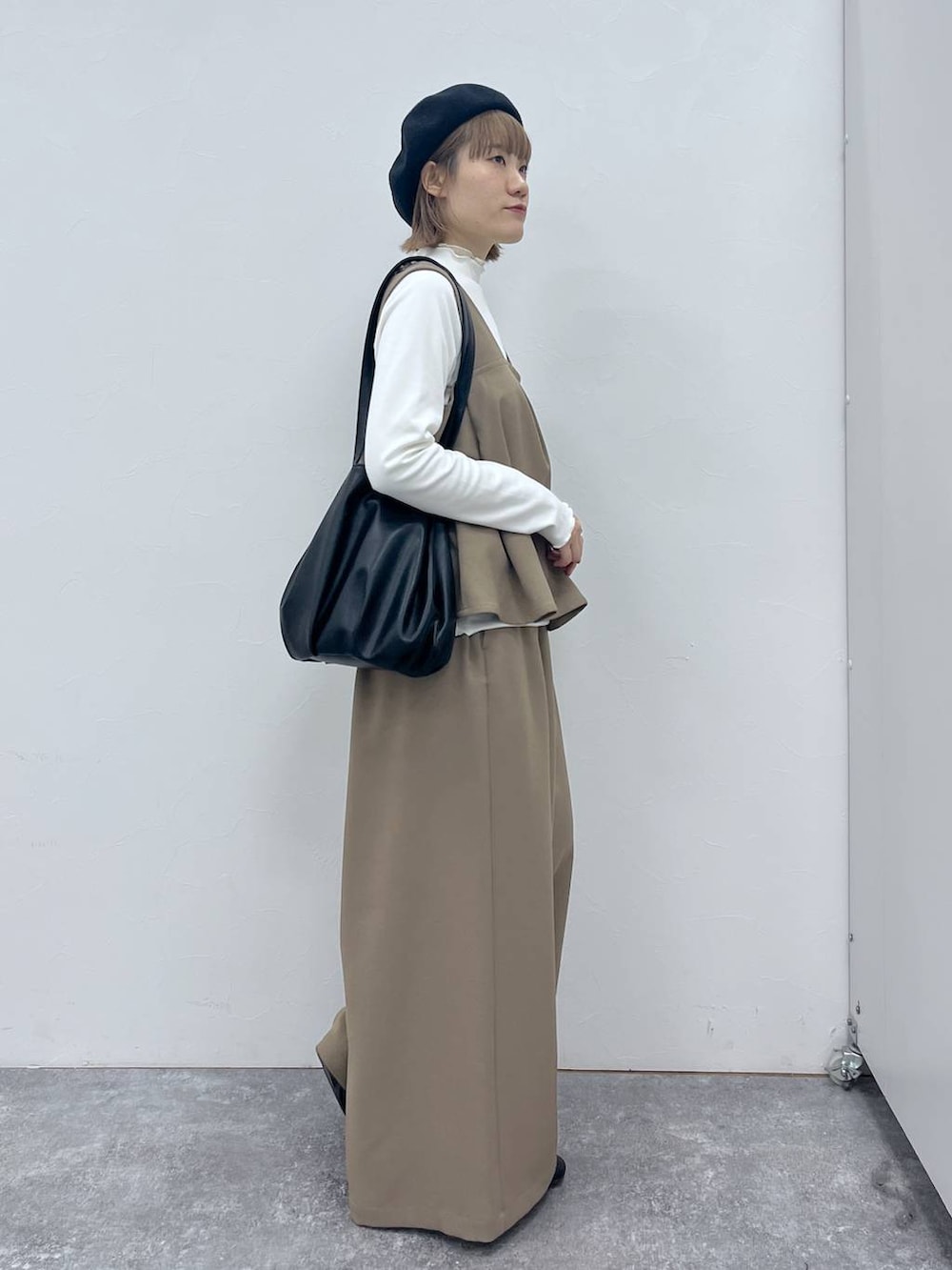 ホワイト系のTシャツ/カットソー、ブラック系のトートバッグ、ブラウン系のセットアップを着用したレディースの冬コーディネートの5枚目の写真