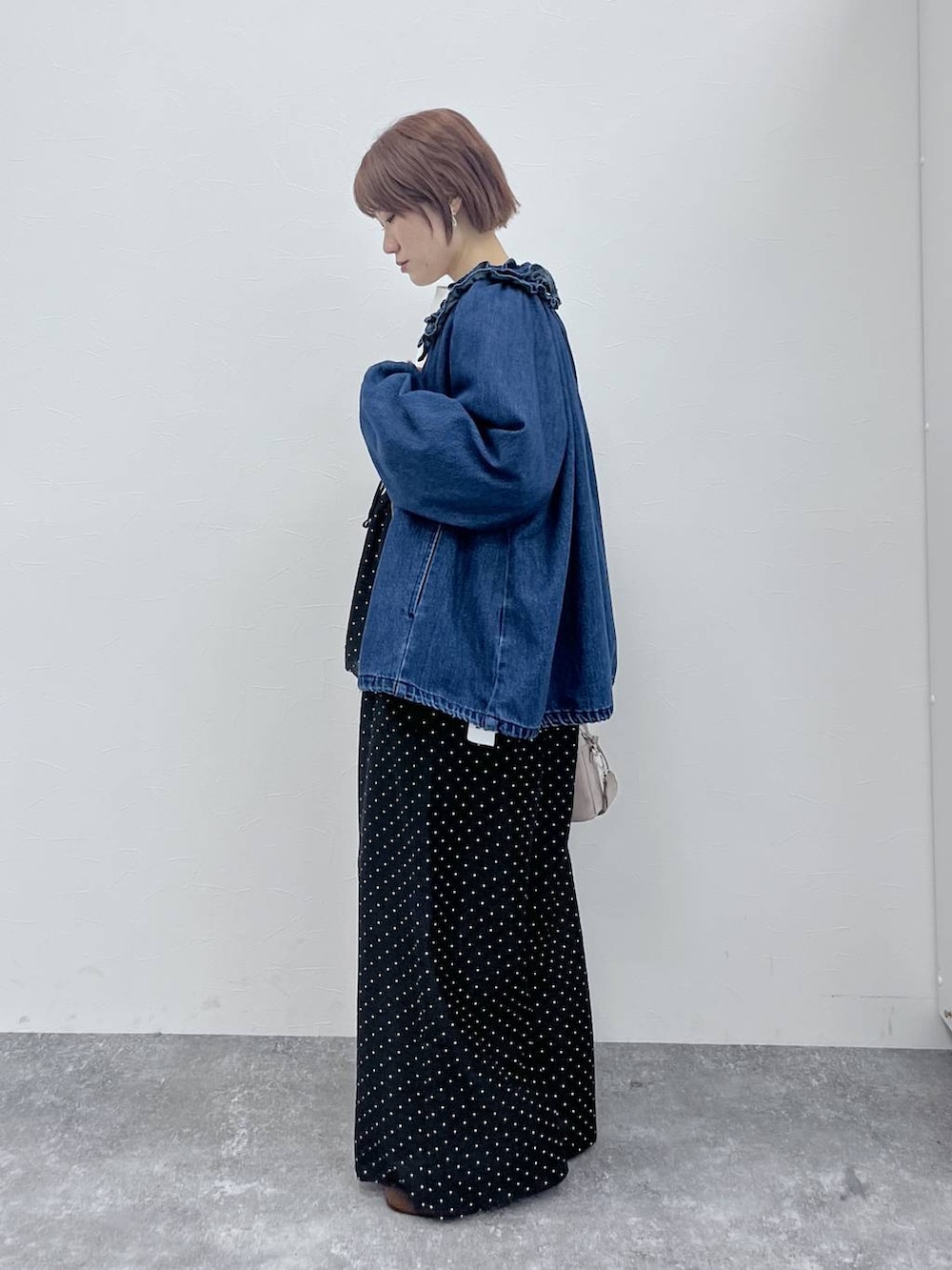 ブルー系のブルゾン、ブラウン系のパンプス、ホワイト系のシャツ/ブラウスを着用したレディースの春コーディネートの2枚目の写真