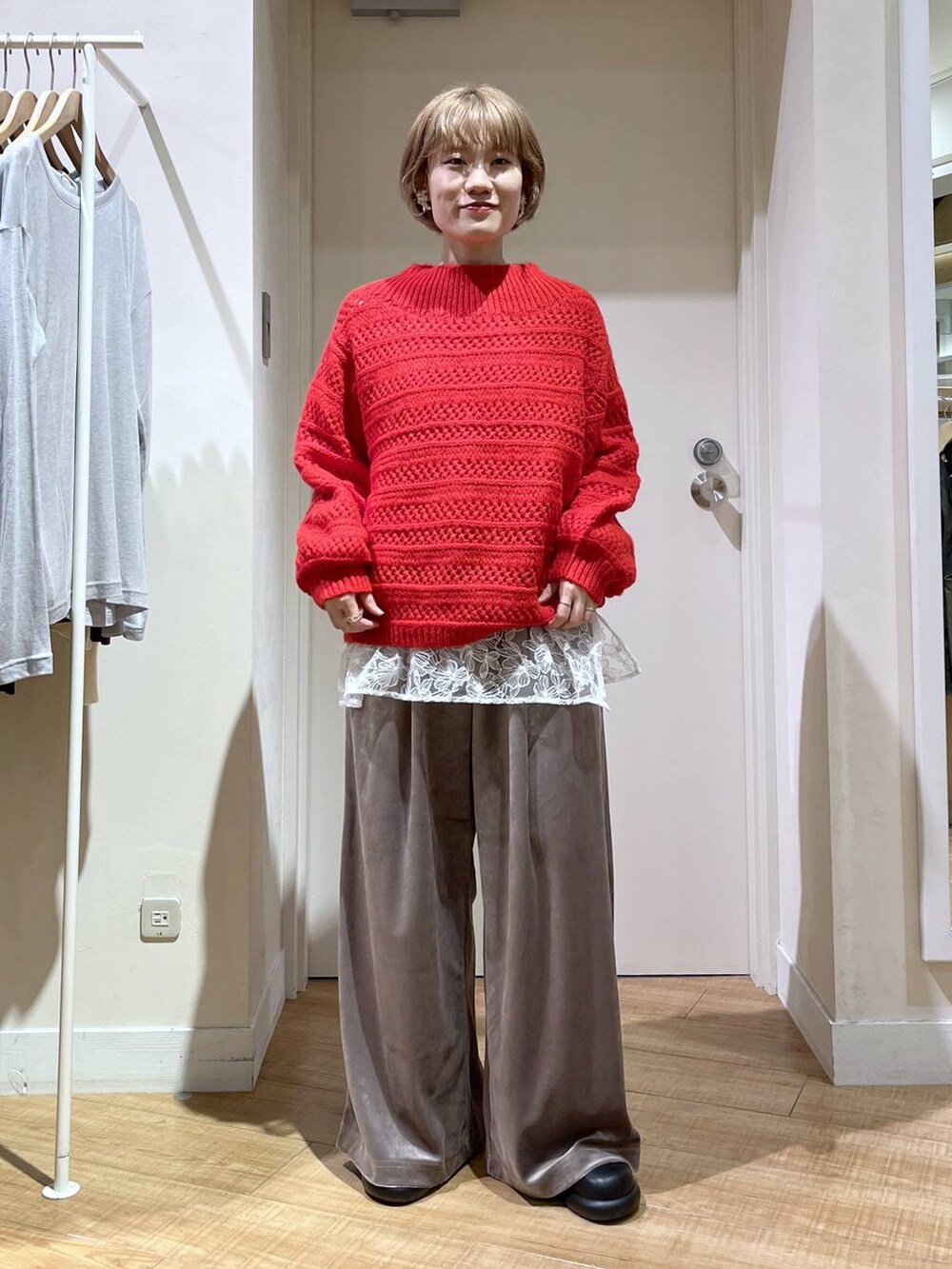 ベージュ系のノーカラーコート、ブラック系のサンダル、ベージュ系のその他パンツを着用したレディースの秋コーディネートの5枚目の写真