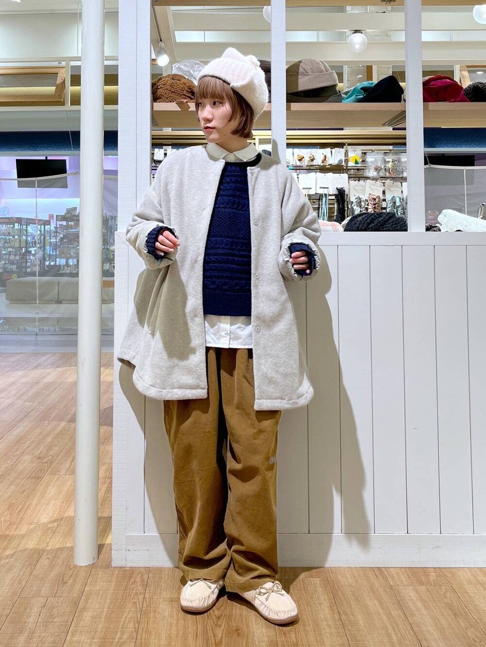 ホワイト系のシャツ/ブラウス、ベージュ系のその他パンツ、ベージュ系のモカシン/デッキシューズを着用したレディースの秋コーディネートの2枚目の写真