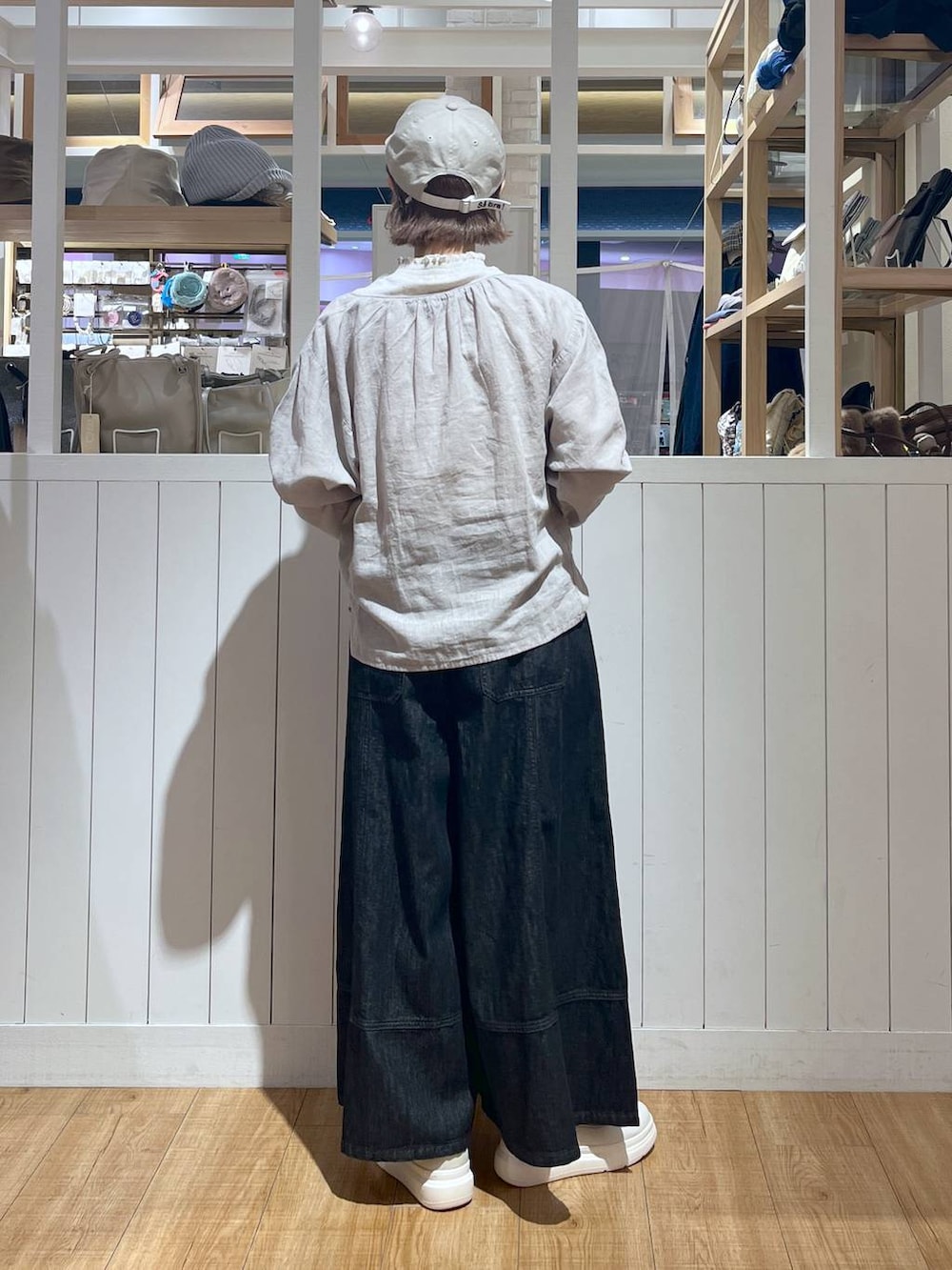 「カジュアル、ワントーン、ゆったり、クリップデニム_studio CLIP、クリップスタッフ_studio CLIP、studio CLIP、ワイドパンツ、デニムパンツ、秋コーデ、セールおすすめコーデ_studio CLIP、骨格ウェーブ」|「studio CLIPのシアーリネンコットンダブルフロントブラウス(シャツ/ブラウス、グレー系)」を使った、miyuさん(レディース・157cm)の秋コーディネートの4枚目の写真
