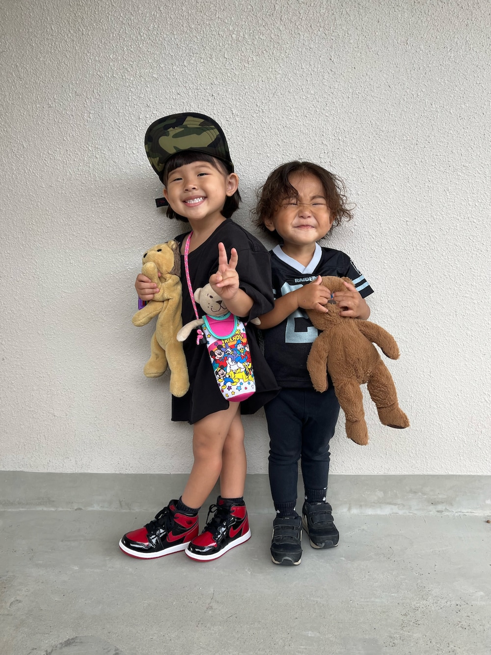 ブラック系のパンツ、ブラック系のシューズ、レッド系のスニーカーを着用したキッズの夏コーディネートの3枚目の写真