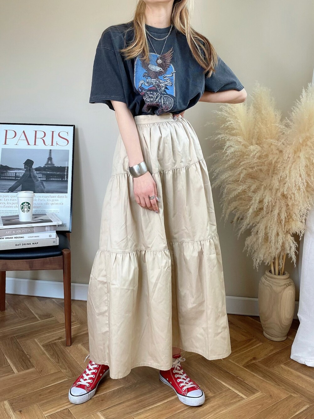 ベージュ系のワンピース、その他のTシャツ/カットソーを着用したレディースの春コーディネートの2枚目の写真