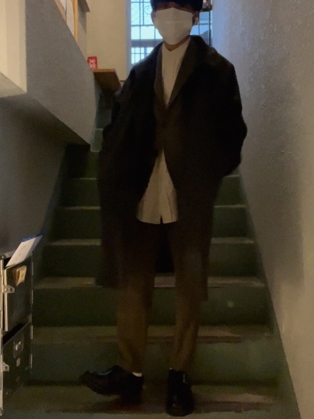 グリーン系のスラックス、グリーン系のテーラードジャケット、ベージュ系のシャツ/ブラウスを着用したメンズの冬コーディネートの2枚目の写真