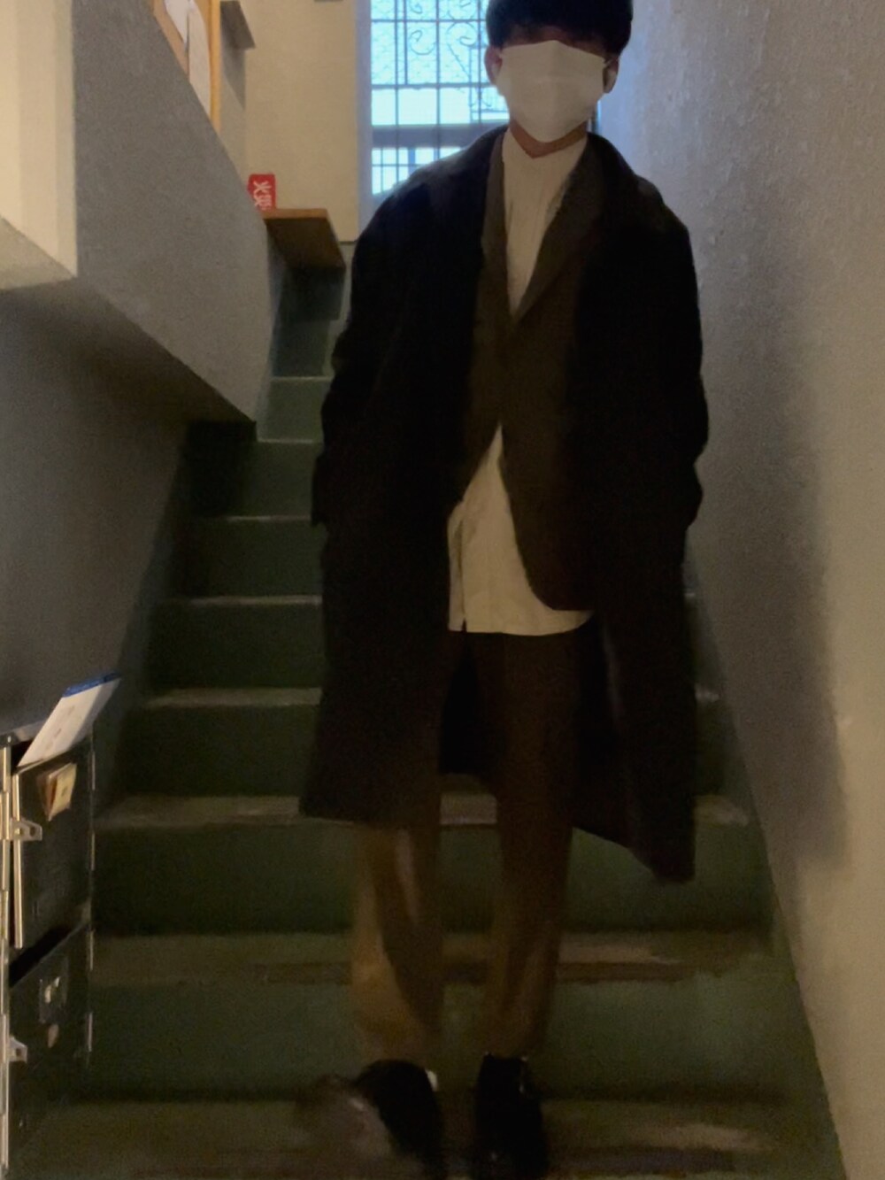 グリーン系のスラックス、グリーン系のテーラードジャケット、ベージュ系のシャツ/ブラウスを着用したメンズの冬コーディネートの3枚目の写真