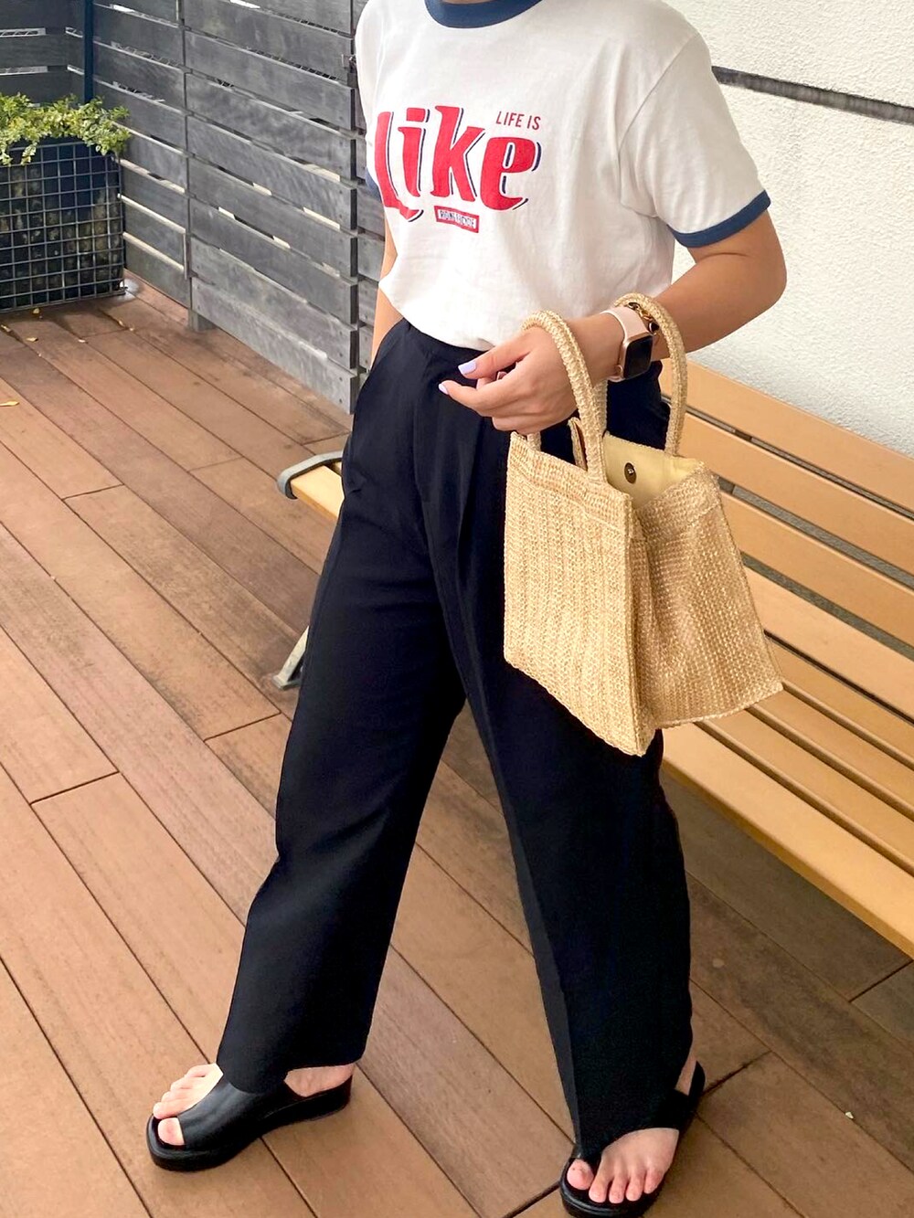 その他のTシャツ/カットソー、ベージュ系のハンドバッグ、ブラック系のサンダルを着用したレディースの夏コーディネートの3枚目の写真