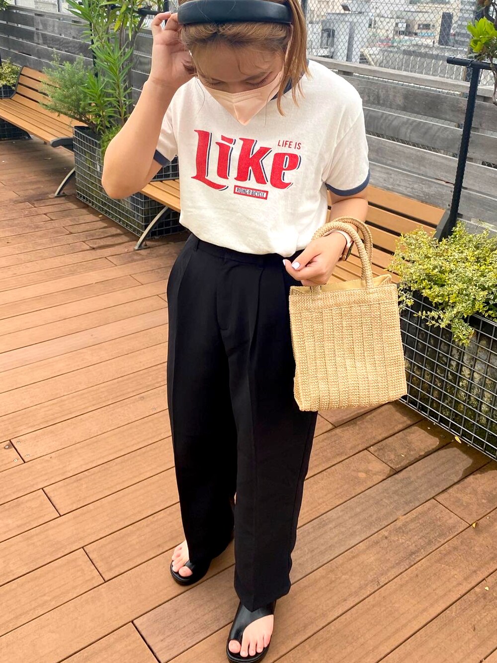 その他のTシャツ/カットソー、ベージュ系のハンドバッグ、ブラック系のサンダルを着用したレディースの夏コーディネートの2枚目の写真