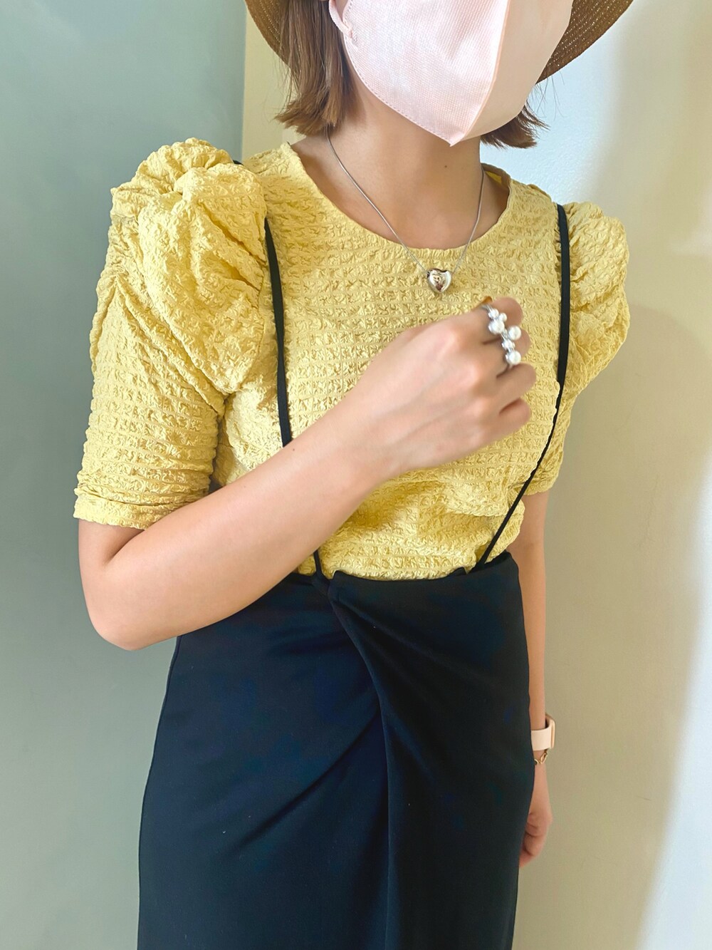 イエロー系のシャツ/ブラウス、ブラック系のワンピース、ベージュ系のハットを着用したレディースの夏コーディネートの3枚目の写真