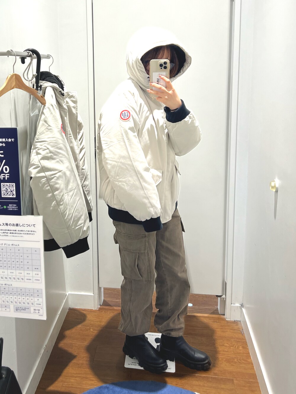 ホワイト系のジャケット/アウター、グリーン系のカーゴパンツ、ブラック系のメガネを着用したレディースの秋コーディネートの3枚目の写真