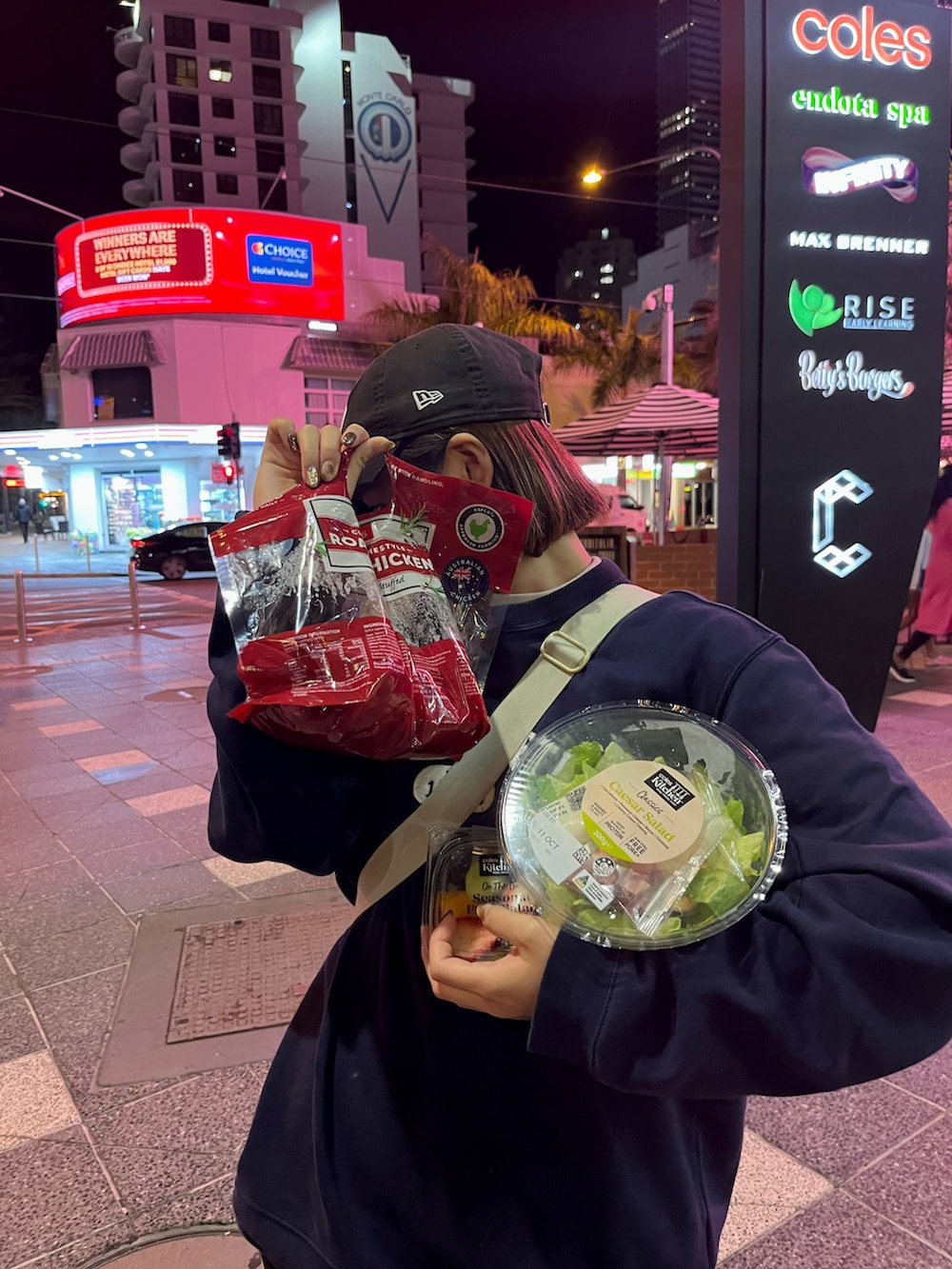 ブルー系のスウェット、ブラック系のキャップ、ゴールド系のその他を着用したレディースの秋コーディネートの2枚目の写真