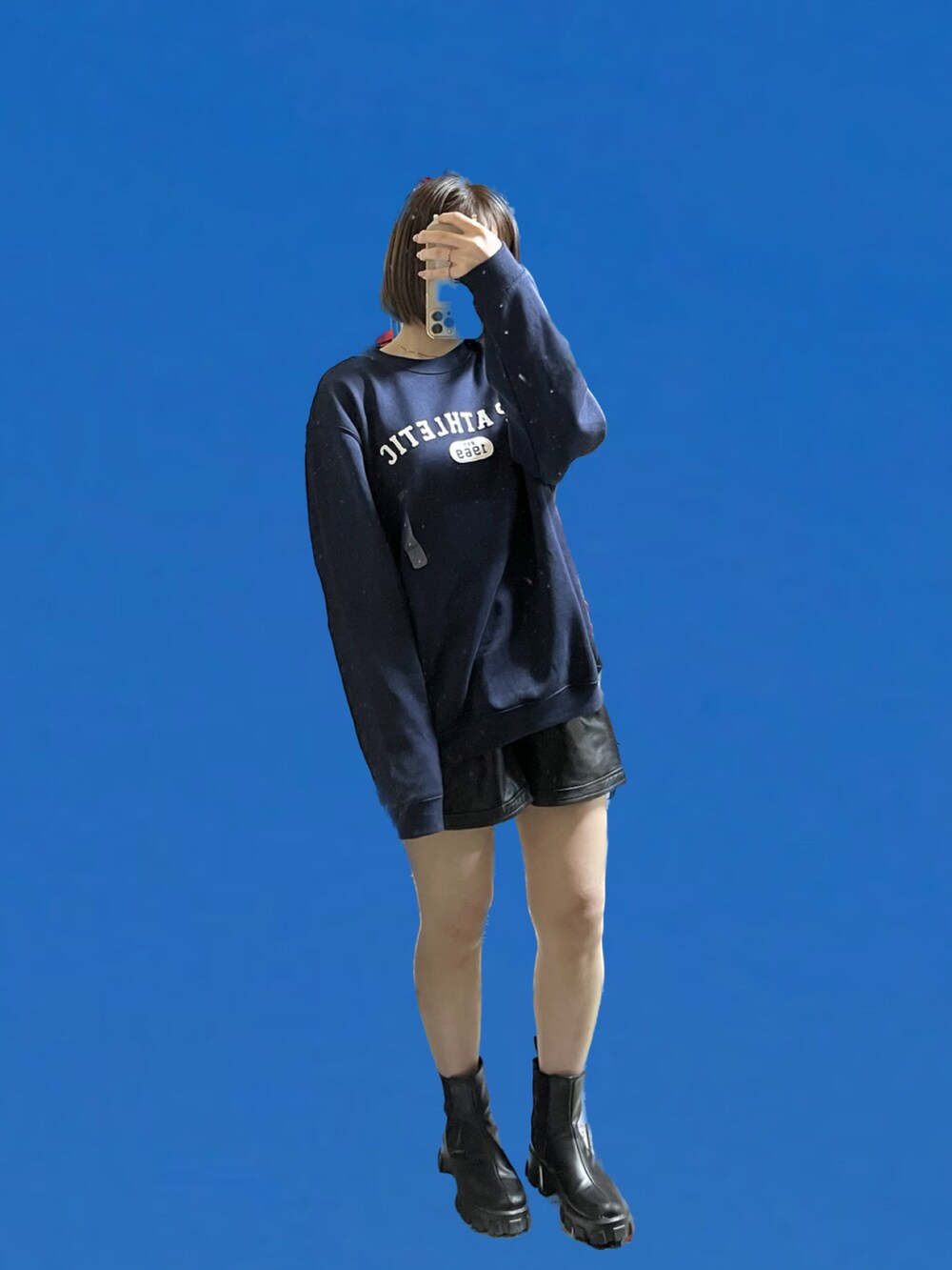 ブルー系のスウェット、グリーン系のカーゴパンツを着用したレディースの秋コーディネートの2枚目の写真