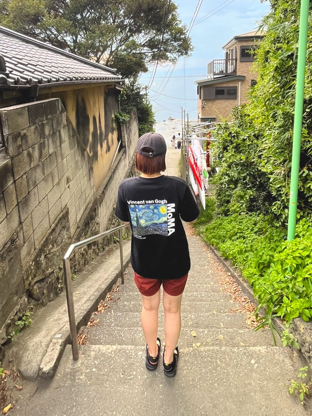 ブラック系のトップス、ブラウン系のその他パンツ、ブラック系のシューズを着用したレディースの夏コーディネートの2枚目の写真