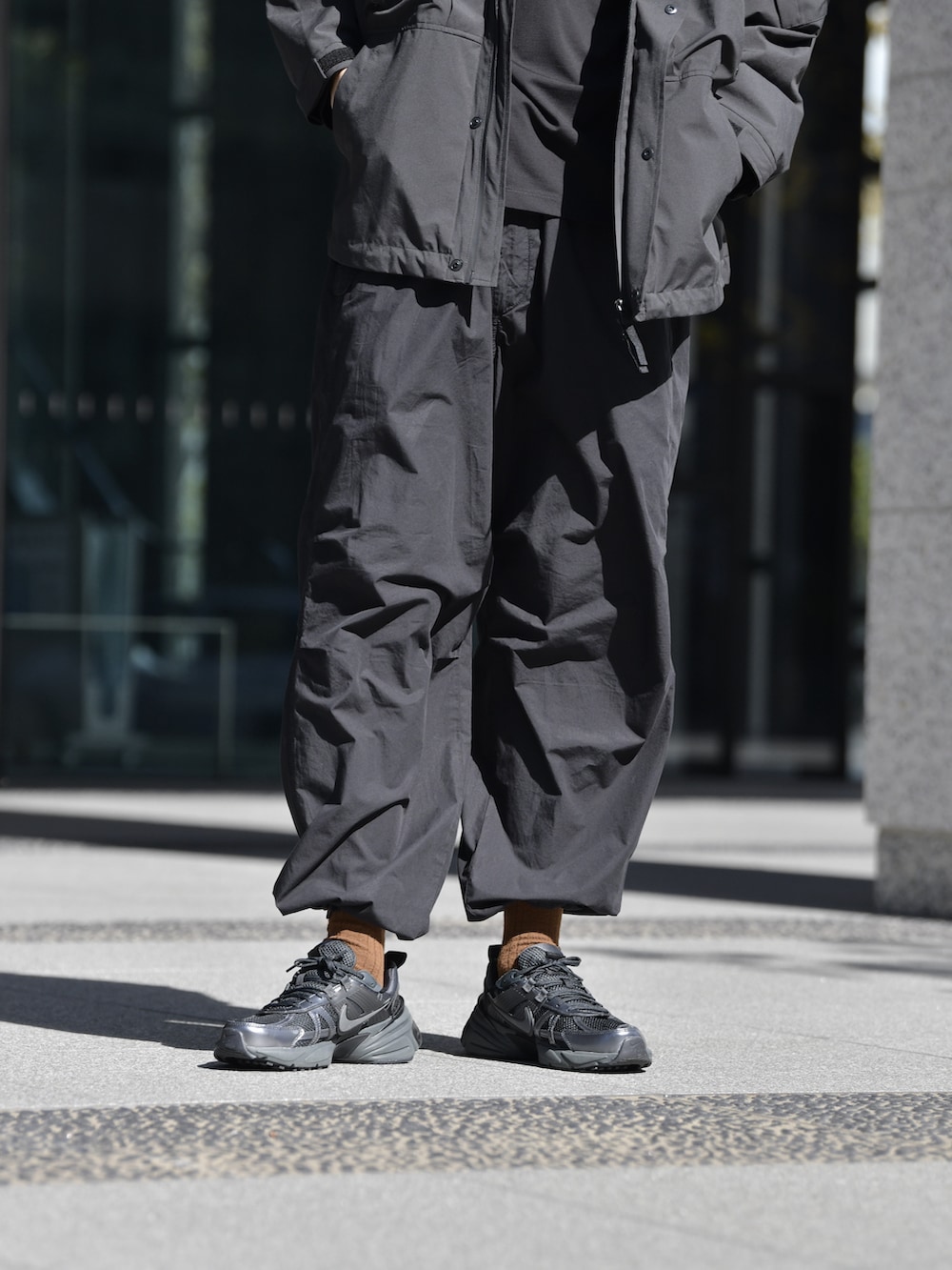 「秋っぽコーデ更新中、ワントーン、秋服」｜「UNIQLOのアイテム（パンツ、ブラック系）」を使った、やそさん（メンズ・181cm）の秋コーディネートの3枚目の写真