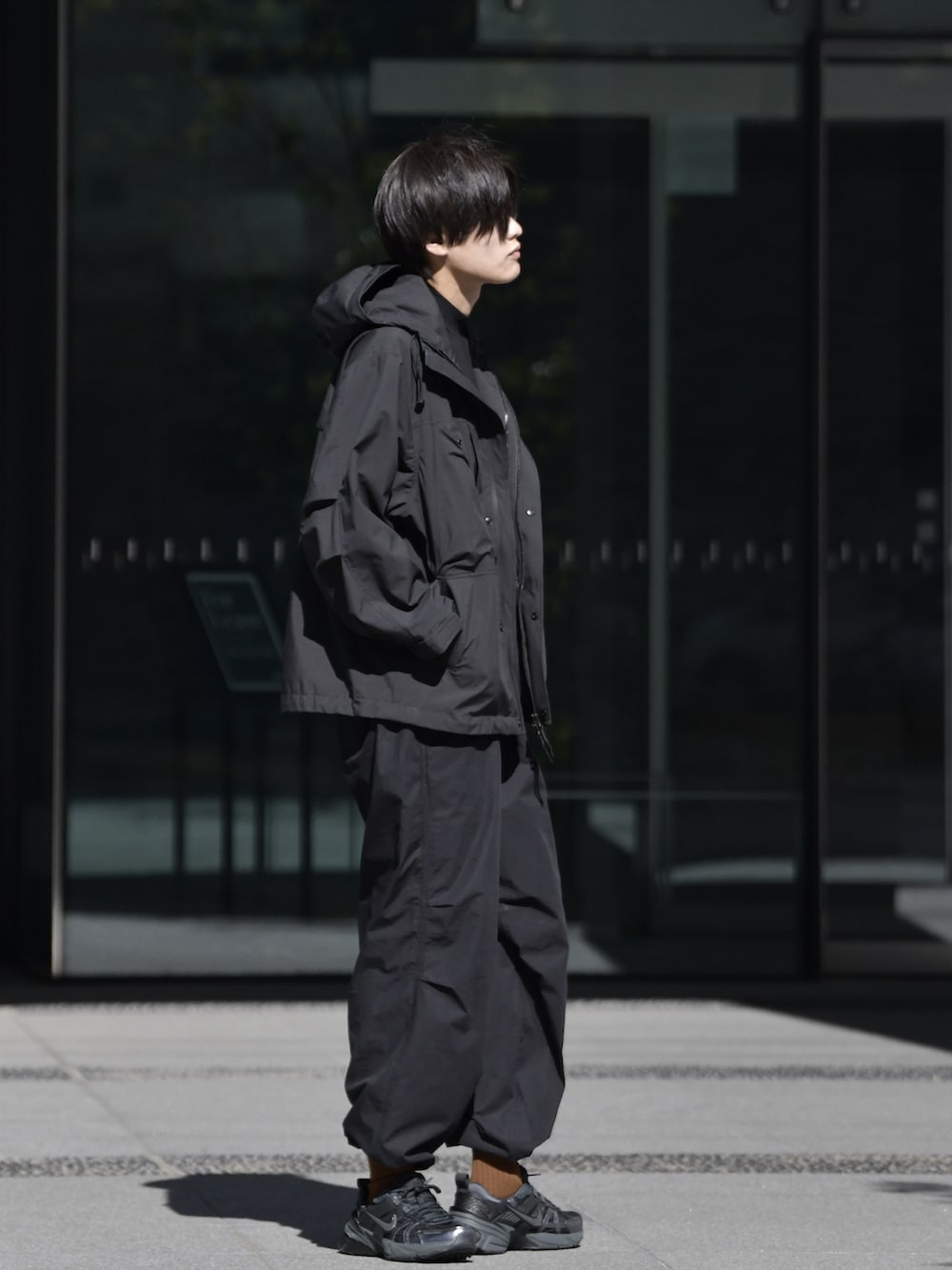 「秋っぽコーデ更新中、ワントーン、秋服」｜「UNIQLOのアイテム（パンツ、ブラック系）」を使った、やそさん（メンズ・181cm）の秋コーディネートの2枚目の写真