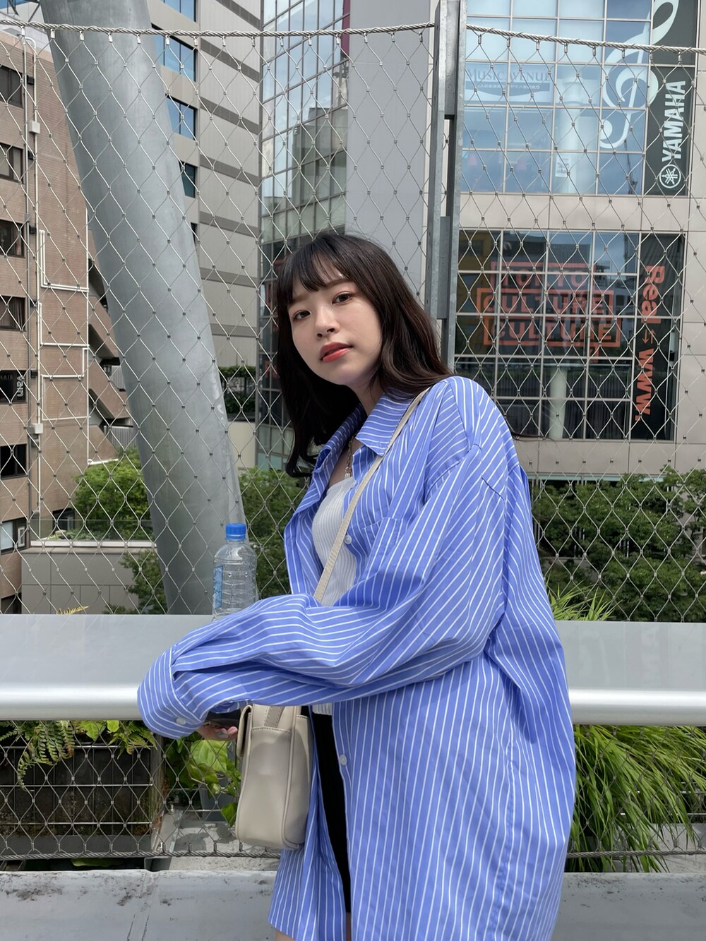 ホワイト系のキャミソールを着用したレディースの夏コーディネートの3枚目の写真