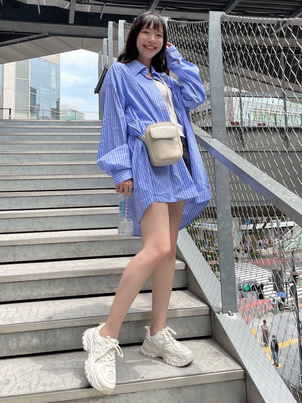 ホワイト系のキャミソールを着用したレディースの夏コーディネートの2枚目の写真