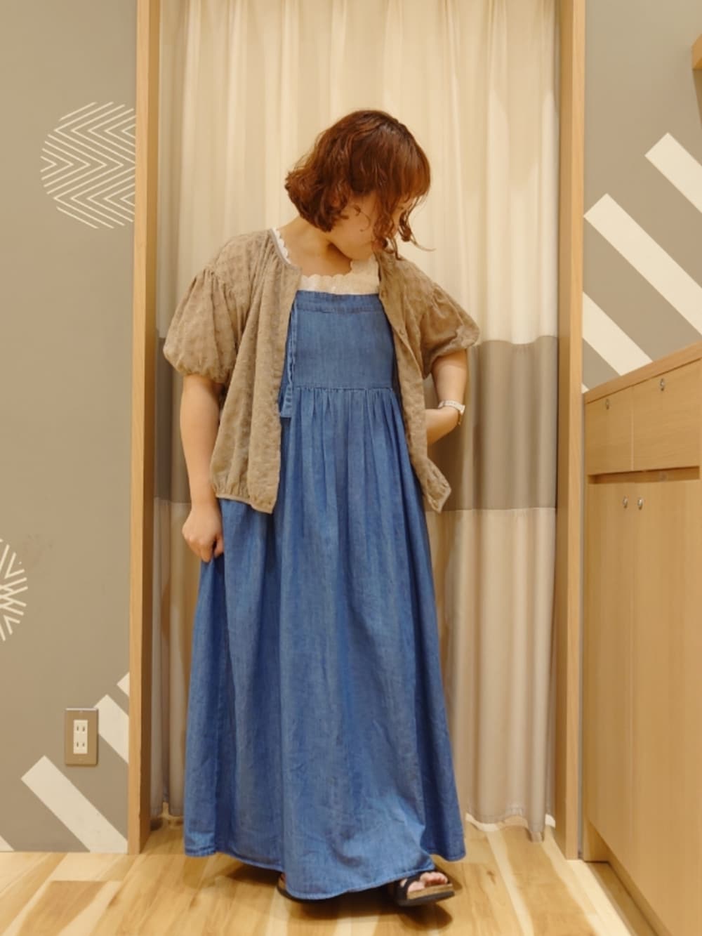 「Samansa Mos2、ナチュラル、ガーリー、低身長、大人可愛い、夏コーデ、出勤コーデ、シア―ブラウス、レース、ノースリーブ、デニム、ジャンパースカート」｜「Samansa Mos2のパターンメッシュスクエアレースノースリーブ（Tシャツ/カットソー、ベージュ系）」を使った、miki𓆸 𓂂.さん（レディース・154cm）の秋コーディネートの3枚目の写真