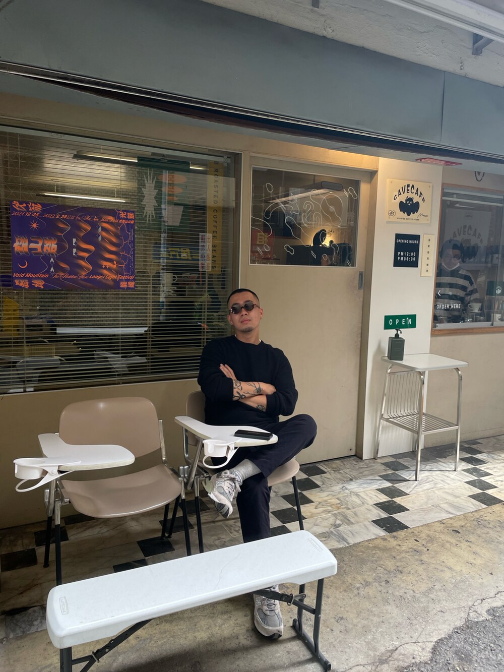 ブラック系のカーディガン/ボレロを着用したメンズの秋コーディネートの2枚目の写真