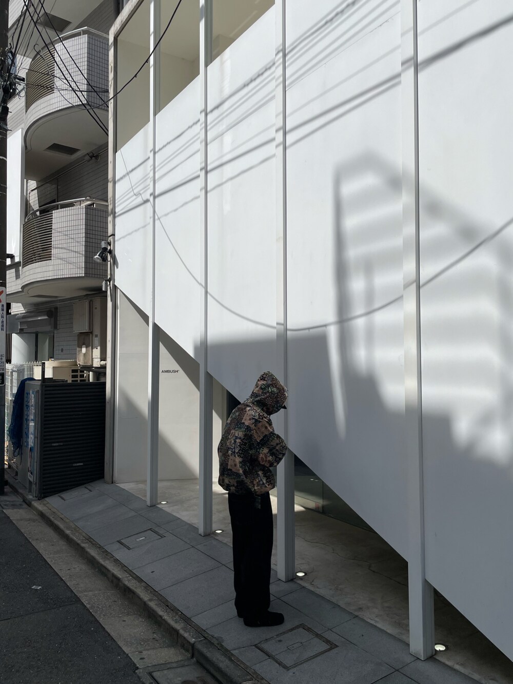 ブラウン系のブルゾン、ブラック系のモカシン/デッキシューズ、ブラック系のキャップを着用したメンズの秋コーディネートの2枚目の写真