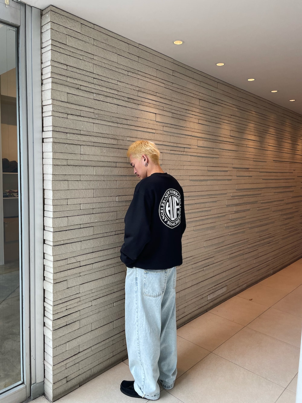 ブラック系のモカシン/デッキシューズ、ブラック系のスウェットを着用したメンズの秋コーディネートの2枚目の写真