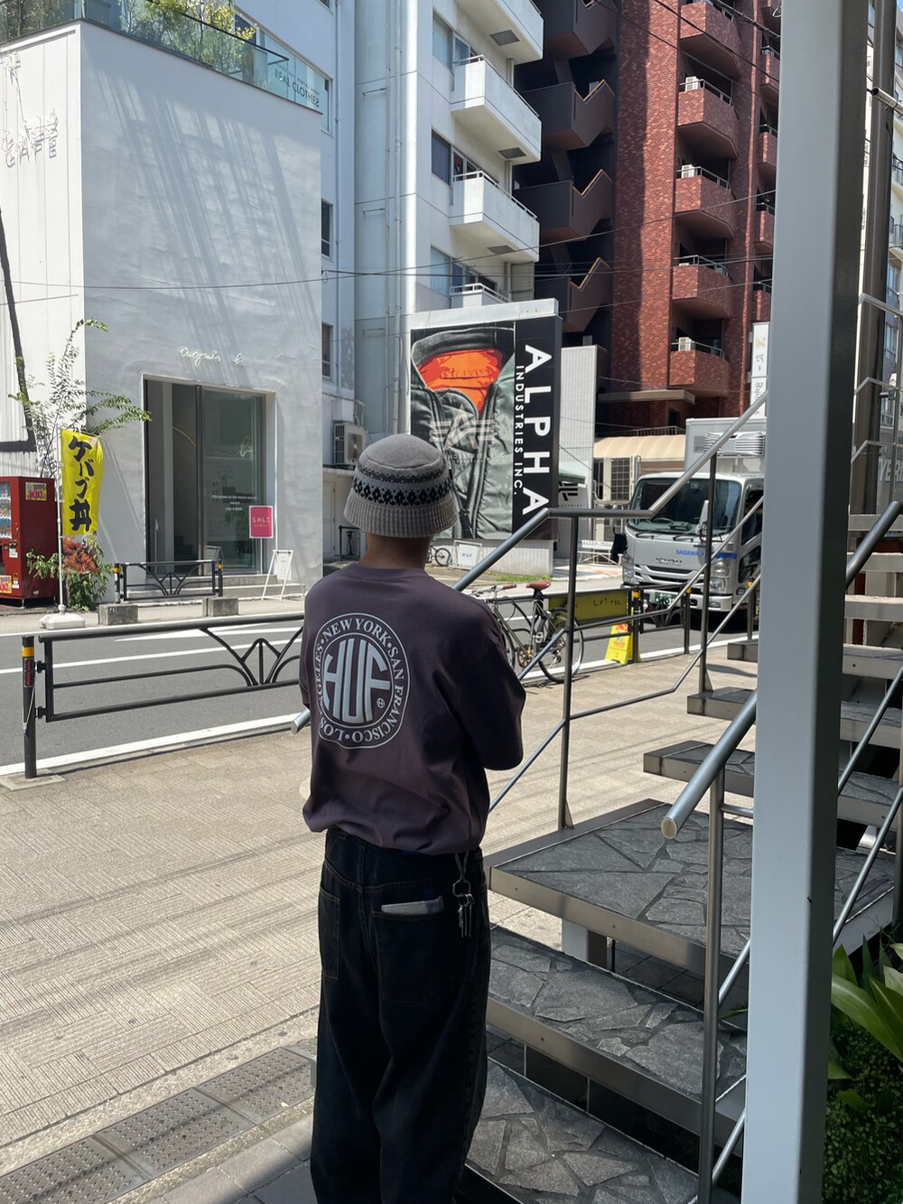 パープル系のTシャツ/カットソー、ブラック系のスニーカーを着用したメンズの夏コーディネートの2枚目の写真