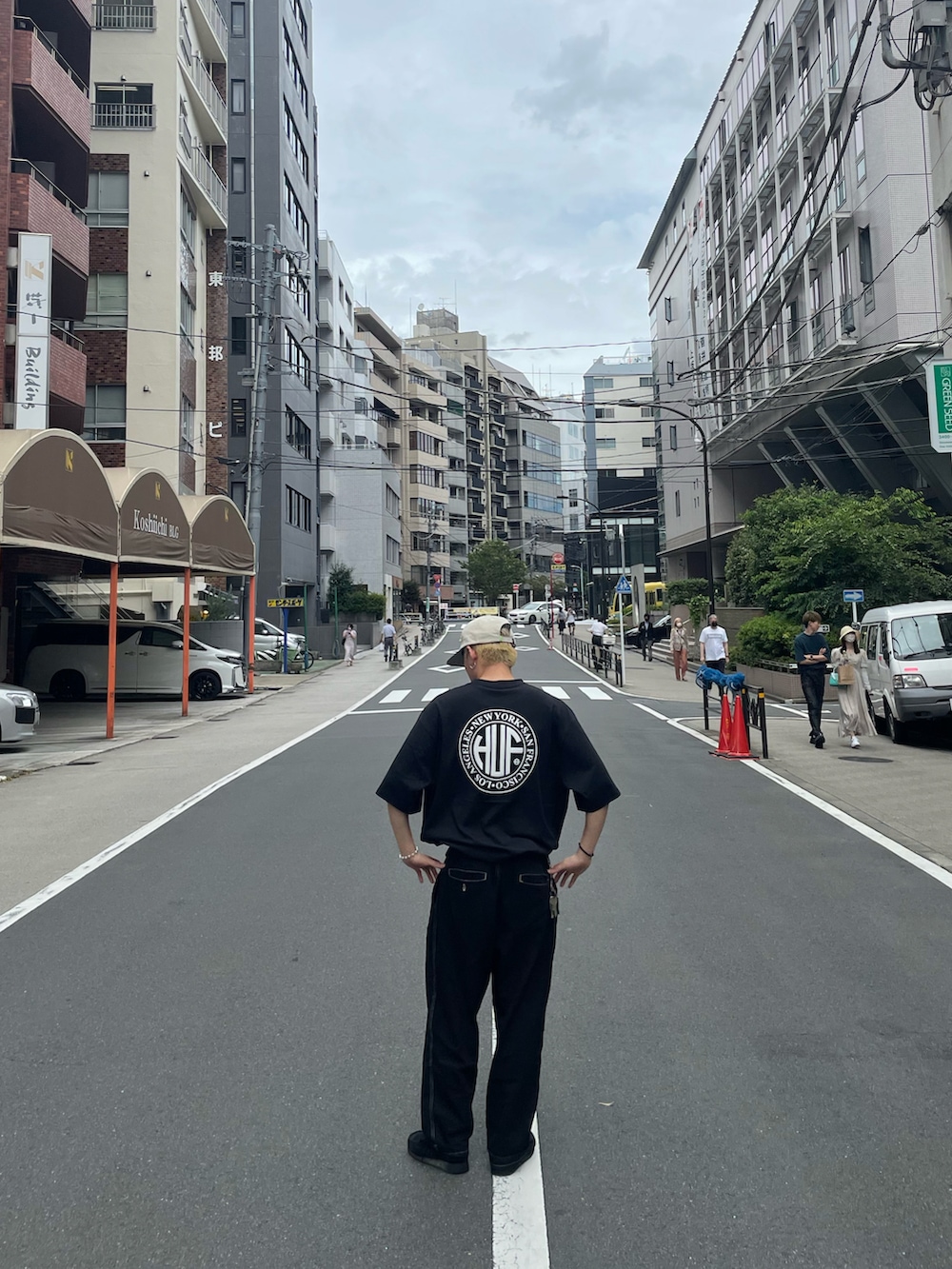 ブラック系のTシャツ/カットソー、ブラック系のその他パンツ、ブラック系のモカシン/デッキシューズを着用したメンズの夏コーディネートの2枚目の写真