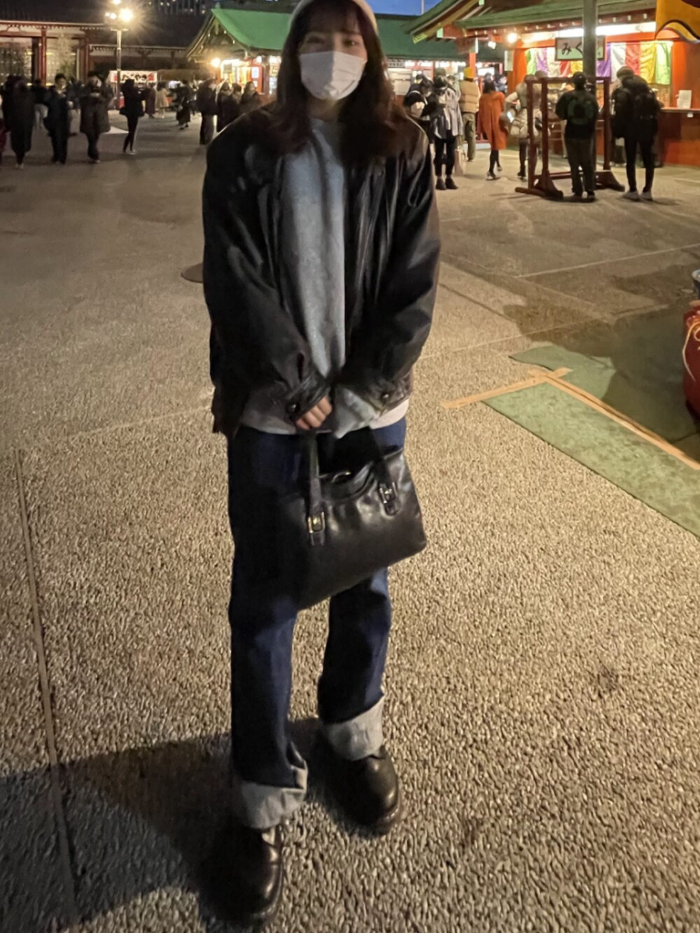 グレー系のスウェット、ブラック系のブーツを着用したレディースの冬コーディネートの2枚目の写真