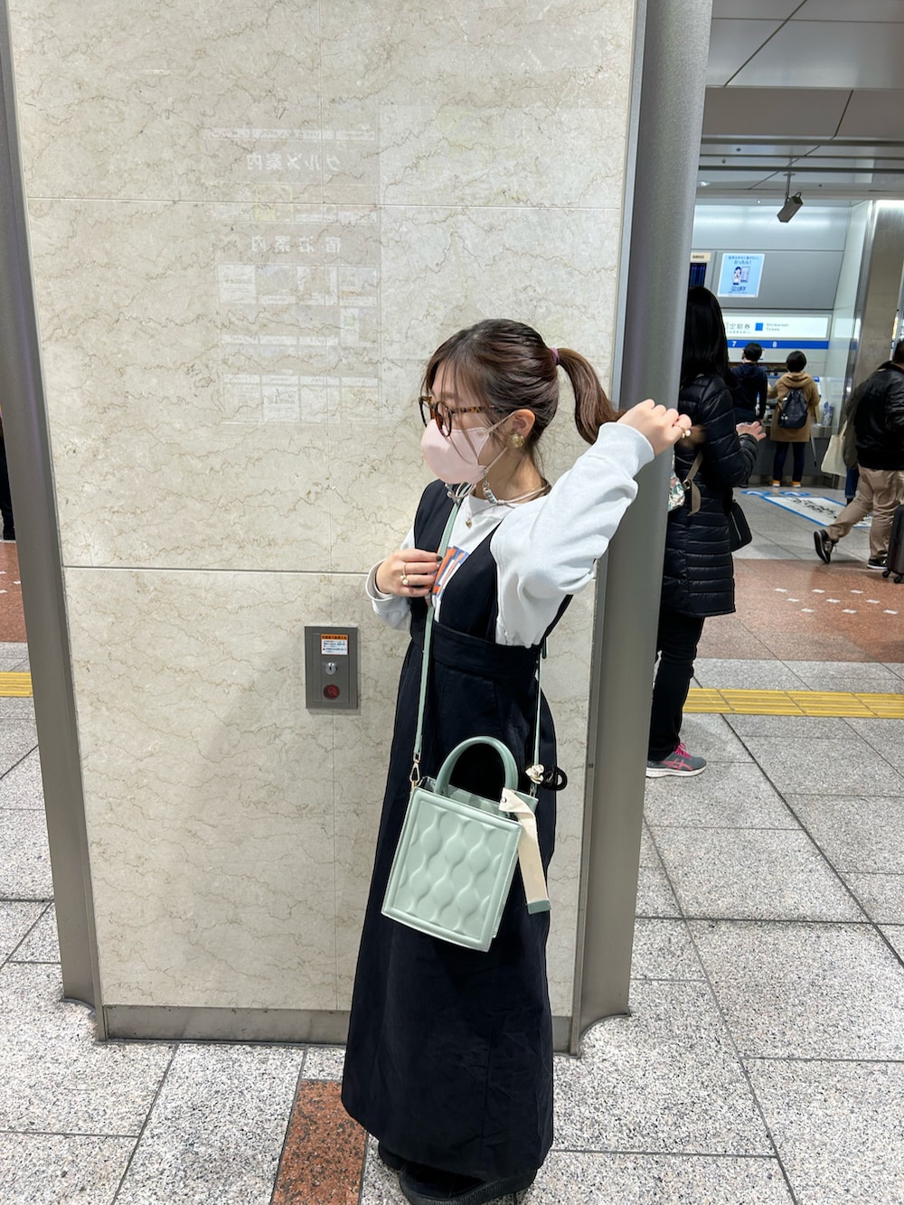 ブラック系のスニーカー、ブラック系のスカートを着用したレディースの冬コーディネートの2枚目の写真