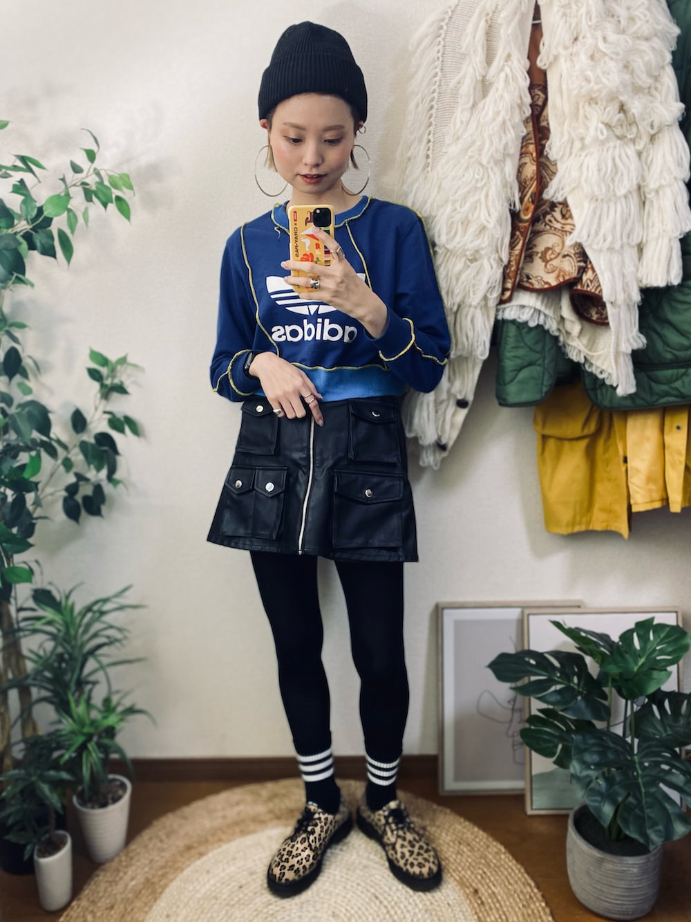 ブラック系のその他パンツ、その他のブーツ、ブラック系の帽子を着用したレディースの春コーディネートの2枚目の写真