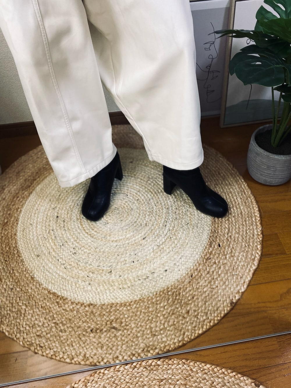 ホワイト系のシャツ/ブラウス、ブラック系のショルダーバッグ、ホワイト系のその他パンツを着用したレディースの秋コーディネートの5枚目の写真