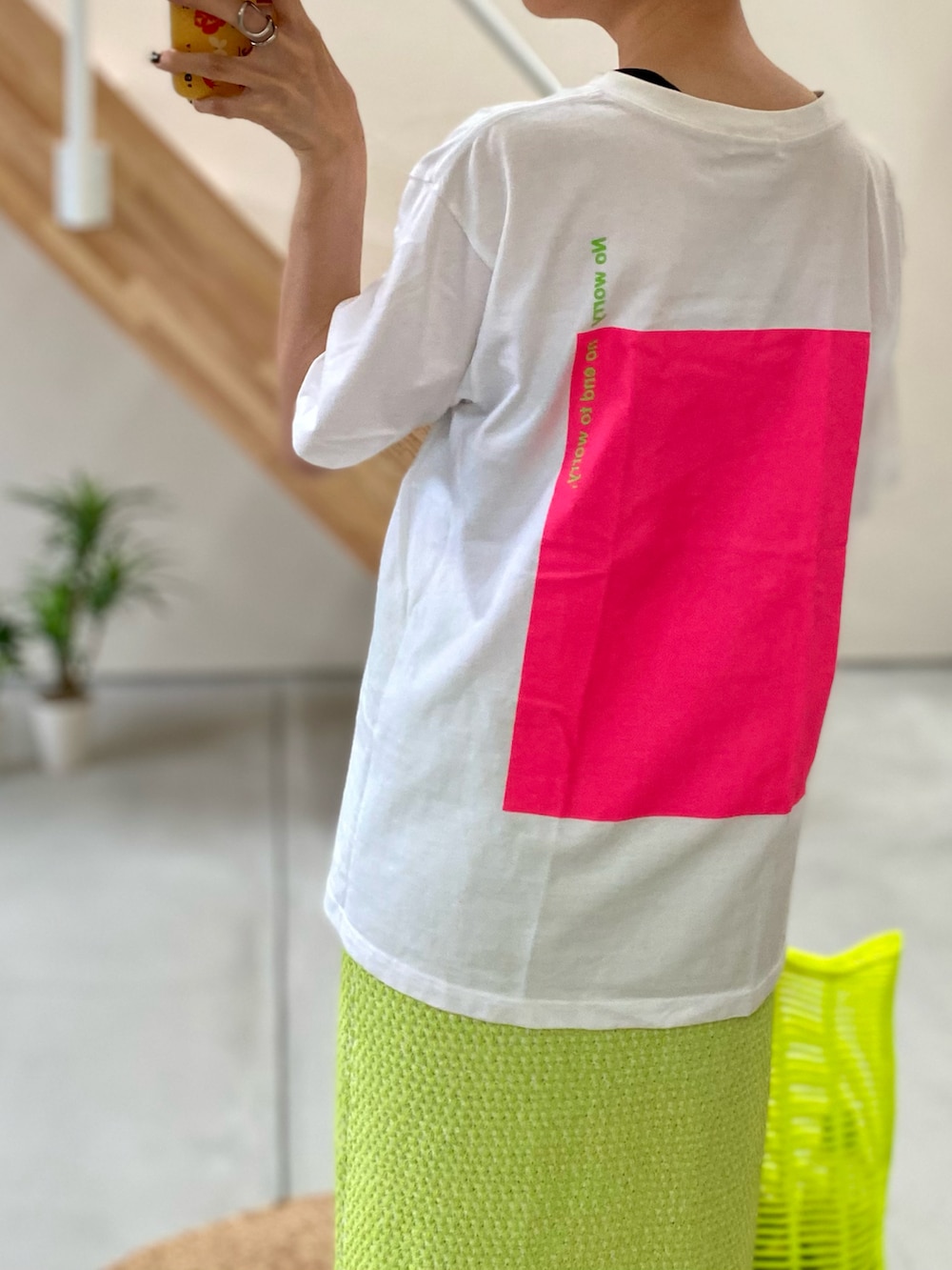 「さらっと晴れやかスナップ、テーマパークコーデ、夏コーデ、フェススタイル、アメカジ、休日スタイル、お出かけコーデ、夏だ！Tシャツ着よう！、白Tシャツ、スカート、サマーニット、スニーカー、コンバース、ハンドバッグ、ネオンカラー」｜「ISSEY MIYAKEのアイテム（バッグ、イエロー系）」を使った、moratoriamu.さん（レディース・155cm）の夏コーディネートの2枚目の写真