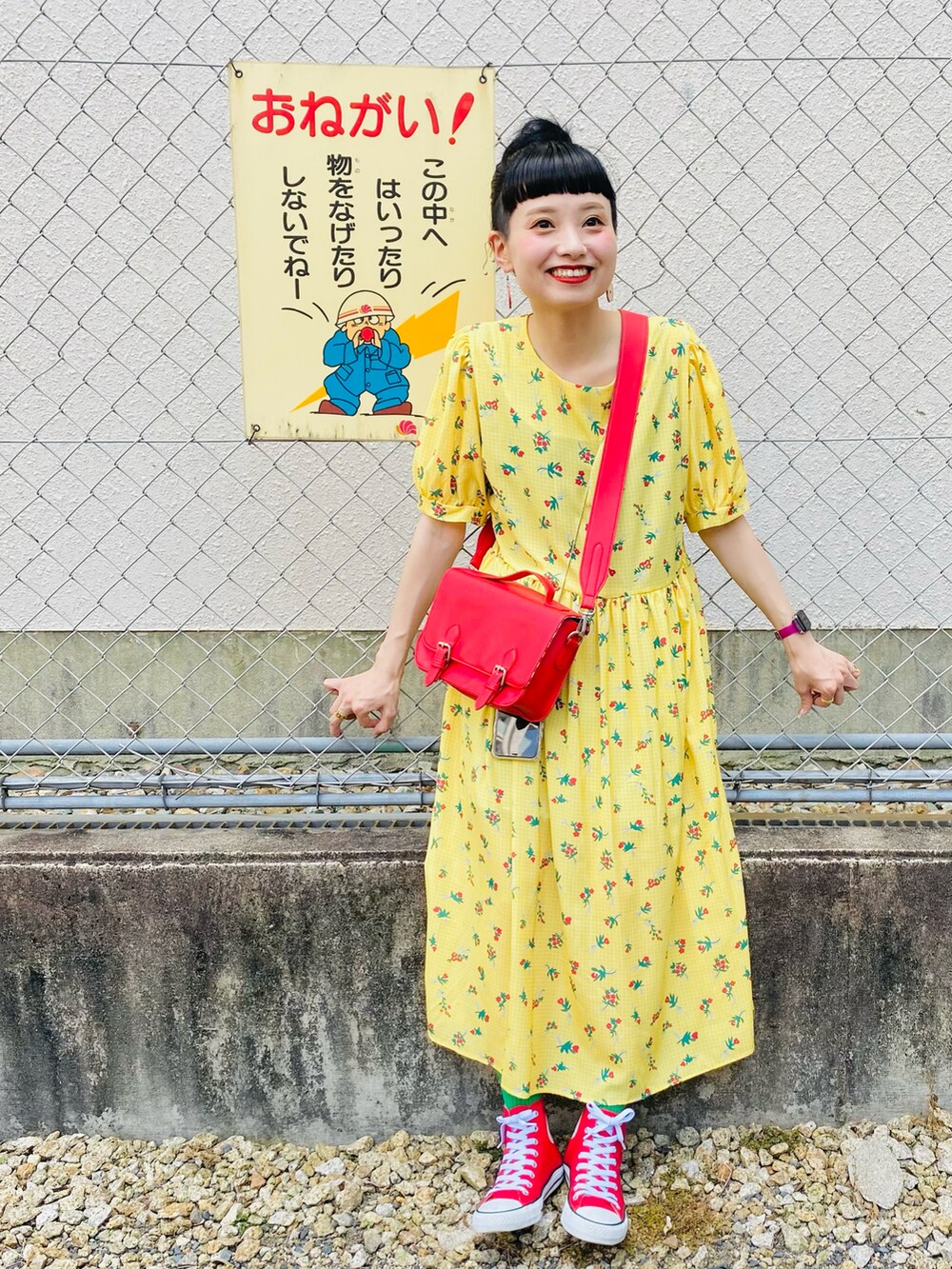 レッド系のショルダーバッグ、レッド系のスニーカーを着用したレディースの夏コーディネートの2枚目の写真