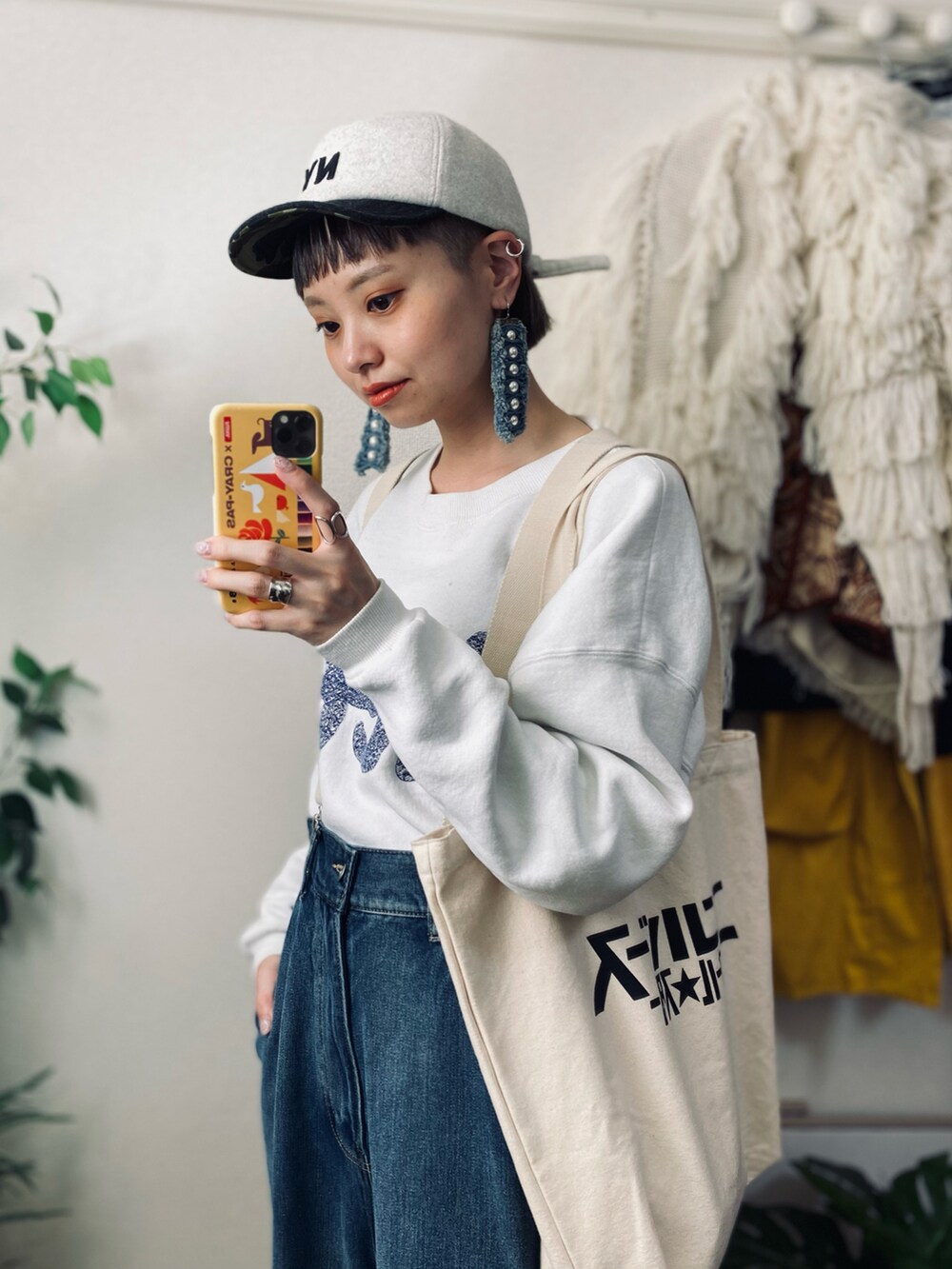 「今日のコスメと服、冬コーデ、休日スタイル、お出かけコーデ、古着MIX、ストリート、ビッグシルエット、春色、しまむら、プチプラ、キャップ、キルティング、ロゴスウェット、デニム、スニーカー」|「BEAMS HEARTのBEAMS HEART / メルトン ショートバイザー キャップ(キャップ、ブルー系)」を使った、moratoriamu.さん(レディース・155cm)の冬コーディネートの3枚目の写真