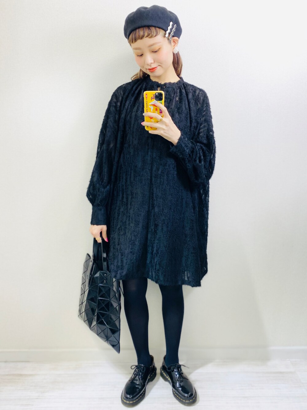 「休日スタイル、シンプルコーデ、ビッグシルエット、モード、フォーマル、ストリート、ブラックコーデ、低身長、ローファー、ベレー帽、ワンピース、トートバッグ、Dr.Martens」｜「niko and...のオリジナルAWカラーベレー（ハンチング/ベレー帽、ブラック系）」を使った、moratoriamu.さん（レディース・155cm）の春コーディネートの2枚目の写真