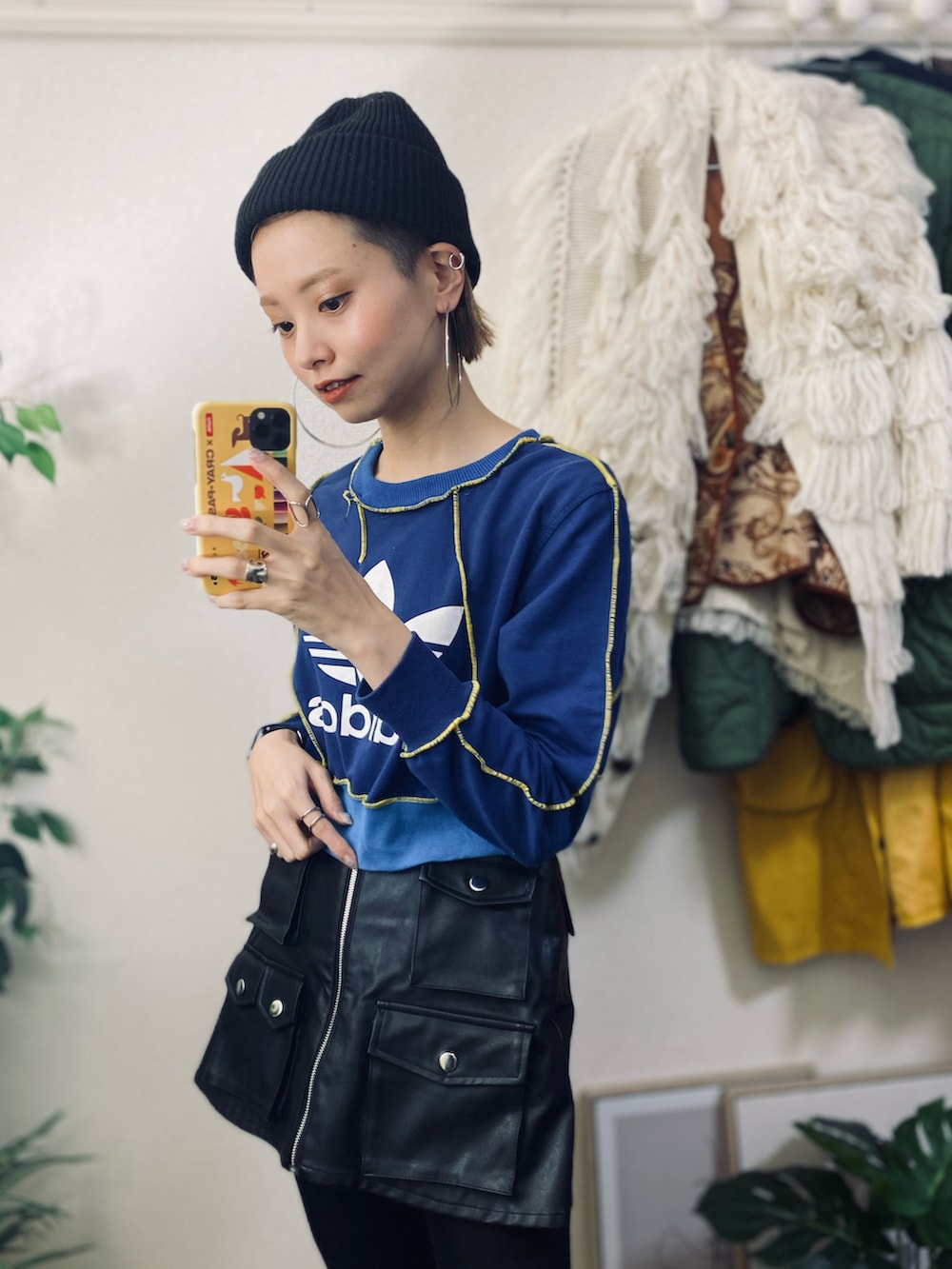 ブラック系のその他パンツ、その他のブーツ、ブラック系の帽子を着用したレディースの春コーディネートの4枚目の写真