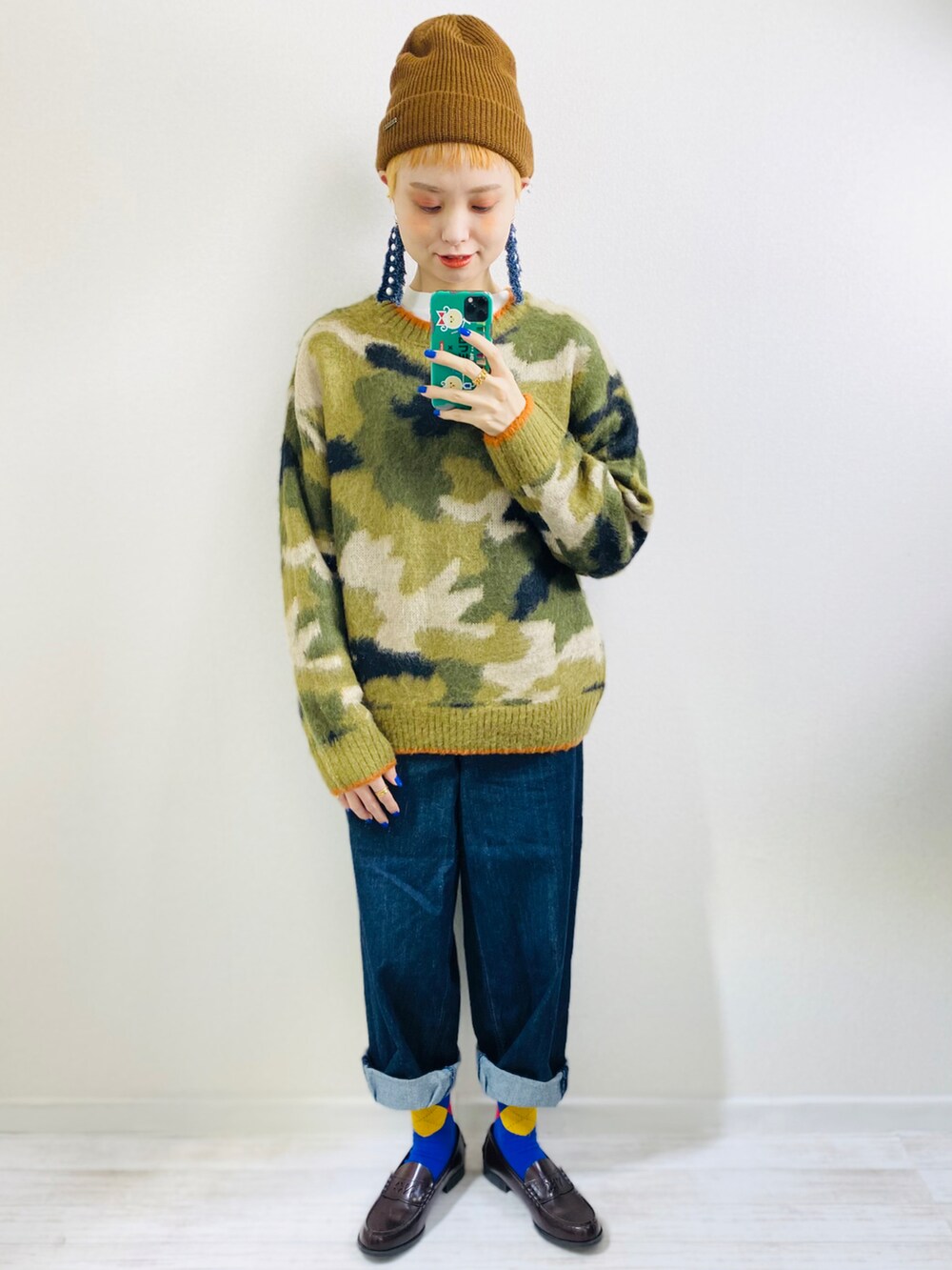 「冬コーデ、休日スタイル、ゆるコーデ、ストリート、ビッグシルエット、レイヤードスタイル、ビタミンカラー、barbour、GU、プチプラ、低身長、ニット帽、モヘアニット、革靴」｜「niko and...のオリジナルカラーニットワッチ（ニットキャップ/ビーニー、ブラウン系）」を使った、moratoriamu.さん（レディース・155cm）の秋コーディネートの2枚目の写真