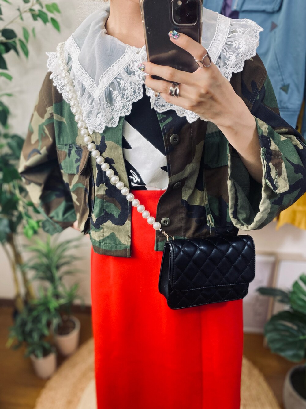 ブラック系のTシャツ/カットソー、レッド系のスカート、ブラック系のその他シューズを着用したレディースの秋コーディネートの2枚目の写真