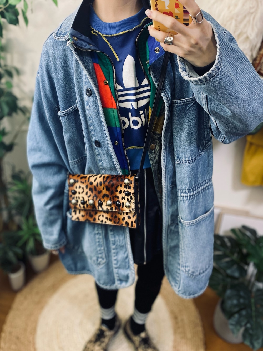 ブラック系のその他パンツ、その他のブーツ、ブラック系の帽子を着用したレディースの春コーディネートの3枚目の写真