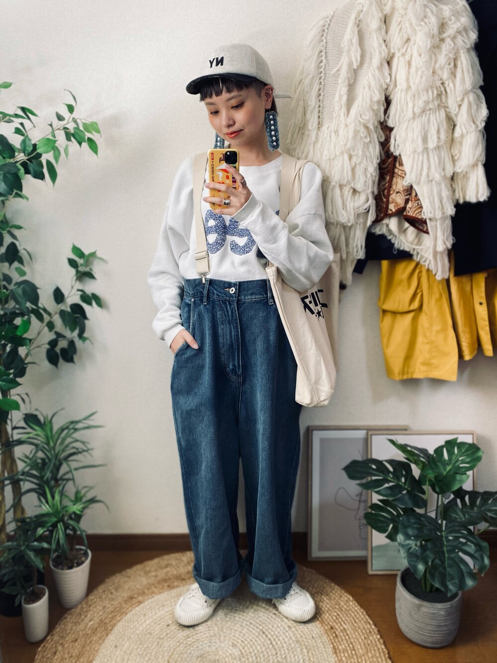 「今日のコスメと服、冬コーデ、休日スタイル、お出かけコーデ、古着MIX、ストリート、ビッグシルエット、春色、しまむら、プチプラ、キャップ、キルティング、ロゴスウェット、デニム、スニーカー」|「BEAMS HEARTのBEAMS HEART / メルトン ショートバイザー キャップ(キャップ、ブルー系)」を使った、moratoriamu.さん(レディース・155cm)の冬コーディネートの2枚目の写真