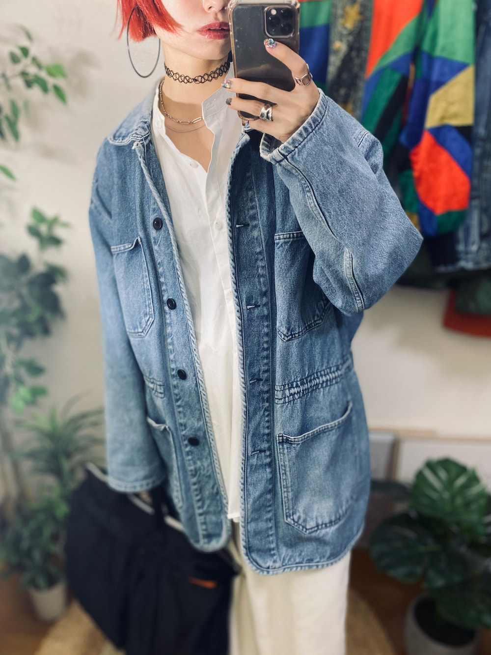 ホワイト系のシャツ/ブラウス、ブラック系のショルダーバッグ、ホワイト系のその他パンツを着用したレディースの秋コーディネートの4枚目の写真