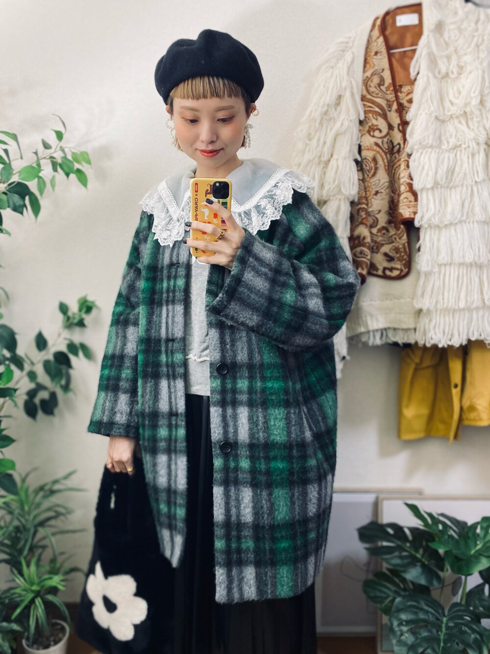 「休日スタイル、お出かけコーデ、大人カジュアル、シンプルコーデ、古着MIX、チェック、花柄、ベレー帽、ノーカラーコート、ロゴスウェット、ロングスカート、プリーツスカート、マーチン、ローファー」|「CA4LAのDANNY(ハンチング/ベレー帽、ブラック系)」を使った、moratoriamu.さん(レディース・155cm)の春コーディネートの3枚目の写真