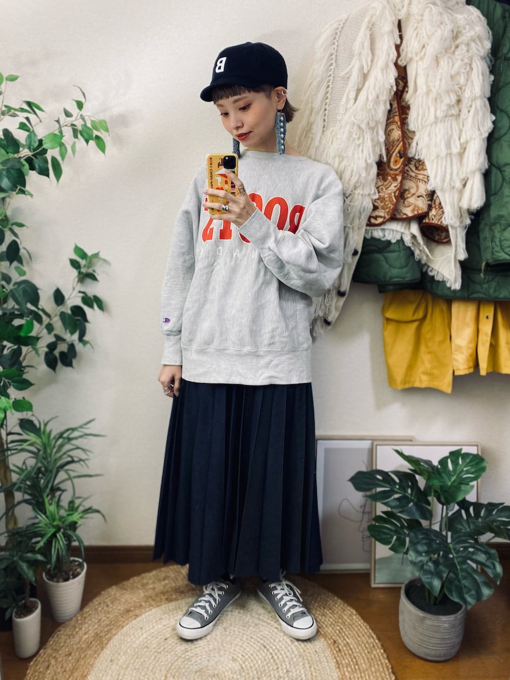 「似合うラボに行こう、今日のコスメと服、冬コーデ、休日スタイル、お出かけコーデ、デートコーデ、ストリート、古着MIX、チェック、キャップ、ロゴスウェット、デニム、ロングスカート、リュック、スニーカー」|「BEAMS HEARTのBEAMS HEART / コーデュロイ ショートバイザー キャップ(キャップ、ブルー系)」を使った、moratoriamu.さん(レディース・155cm)の冬コーディネートの2枚目の写真