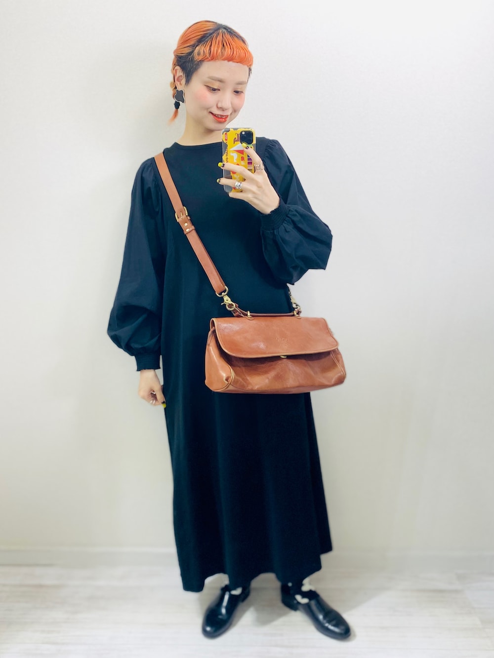 「いまどきジャケット写真、春コーデ、休日コーデ、シンプルコーデ、きれいめカジュアル、プチプラ、低身長、テーラードジャケット、ロングワンピース、ローファー、ショルダーバッグ」｜「LOWRYS FARMのキリカエソデボリュームワンピース　894187（ワンピース、ブラック系）」を使った、moratoriamu.さん（レディース・155cm）の春コーディネートの2枚目の写真