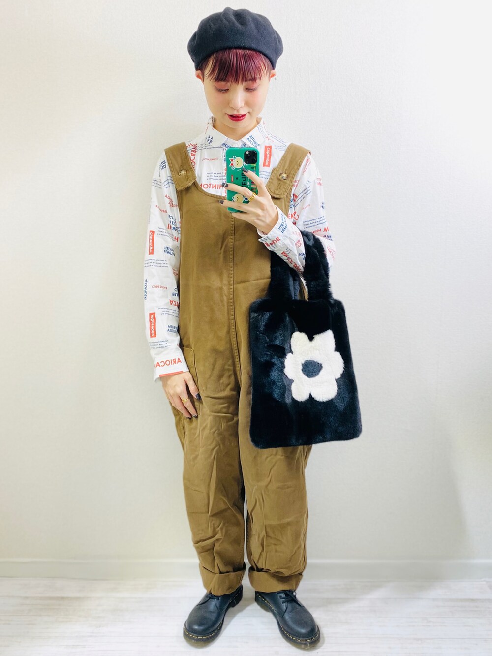 「秋コーデ、休日スタイル、ストリート、ビッグシルエット、ゆるコーデ、ブラウン、ZARA、Dr.Martens、プチプラ、低身長、ベレー帽、オーバーオール、サロペット、トートバッグ、革靴」｜「niko and...のオリジナルAWカラーベレー（ハンチング/ベレー帽、ブラック系）」を使った、moratoriamu.さん（レディース・155cm）の秋コーディネートの2枚目の写真
