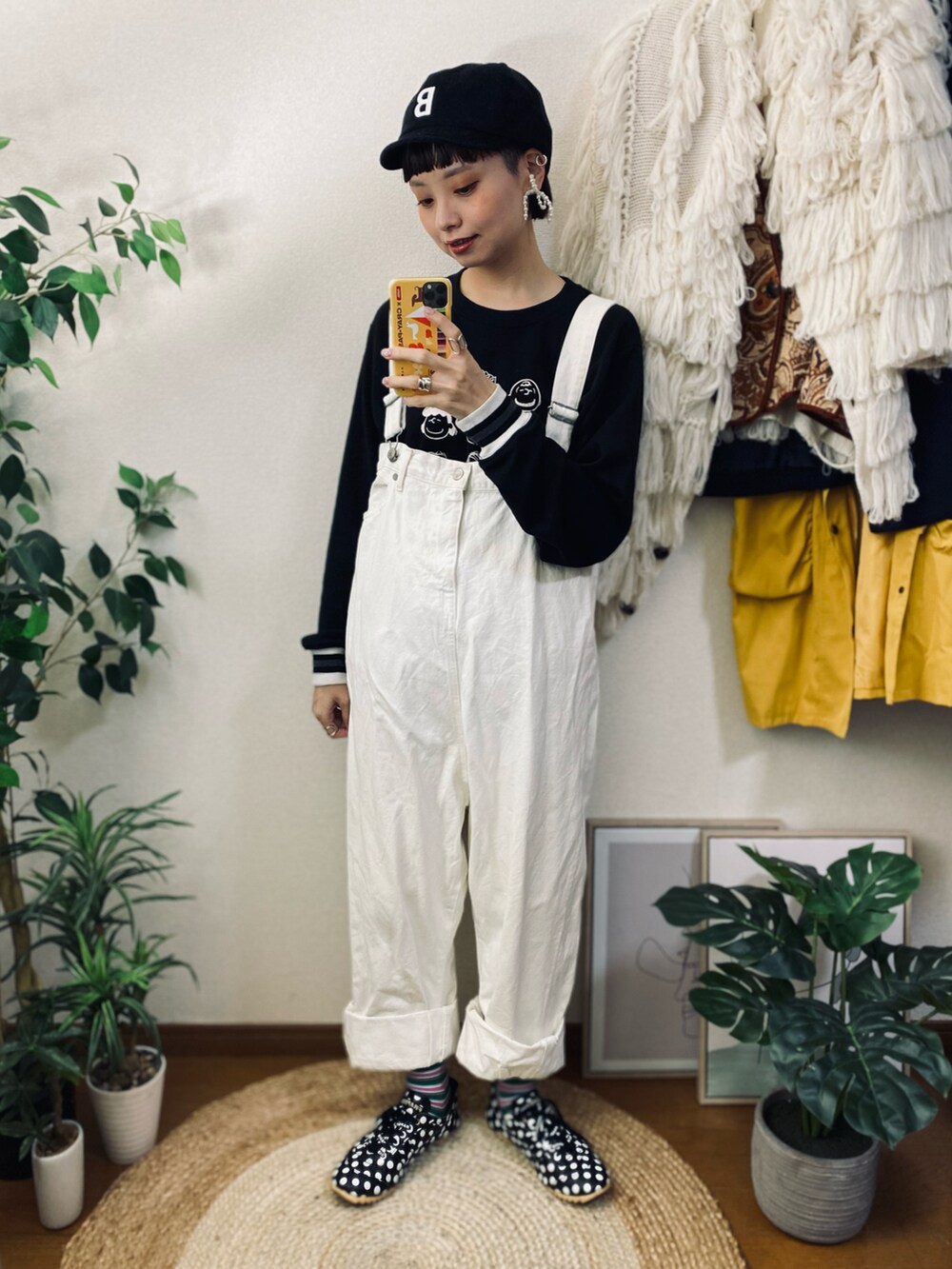 「冬コーデ、お出かけコーデ、休日スタイル、ストリート、ビッグシルエット、プチプラ、低身長、キャップ、冬アウター、ダウンジャケット、スウェット、オーバーオール、デニム、スニーカー、ショルダーバッグ」|「BEAMS HEARTのBEAMS HEART / コーデュロイ ショートバイザー キャップ(キャップ、ブラック系)」を使った、moratoriamu.さん(レディース・155cm)の冬コーディネートの2枚目の写真
