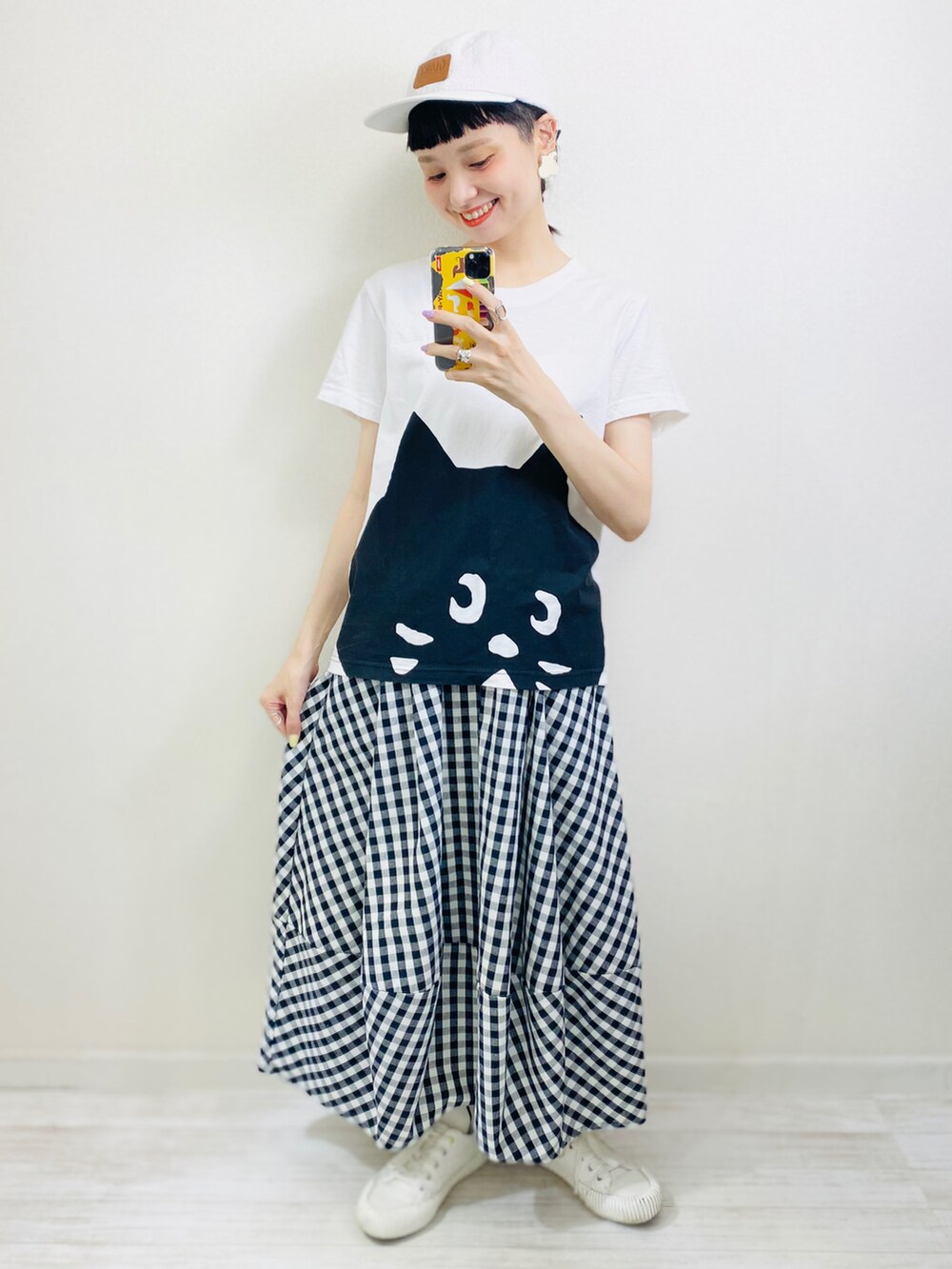 「このスタイルがお気に入り、夏コーデ、夏だ！Tシャツ着よう！、休日スタイル、お出かけコーデ、シンプルコーデ、モノトーン、しまむら、プチプラ、キャップ、白Tシャツ、リネン、ショルダーバッグ、スニーカー、白スニーカー」｜「yieldの【yield select】GLORY Cap BATT-0062（キャップ、ホワイト系）」を使った、moratoriamu.さん（レディース・155cm）の夏コーディネートの2枚目の写真