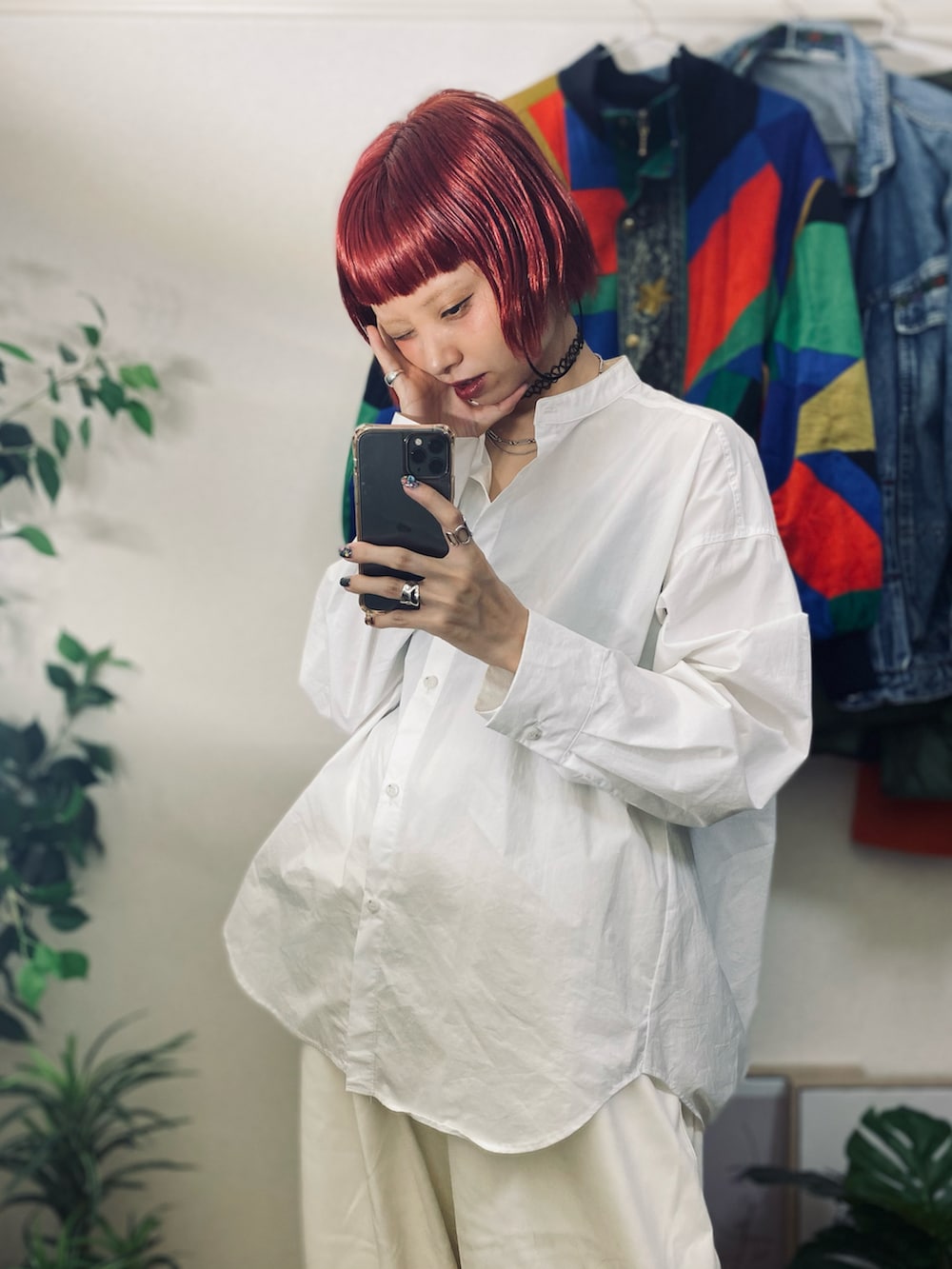 ホワイト系のシャツ/ブラウス、ブラック系のショルダーバッグ、ホワイト系のその他パンツを着用したレディースの秋コーディネートの3枚目の写真