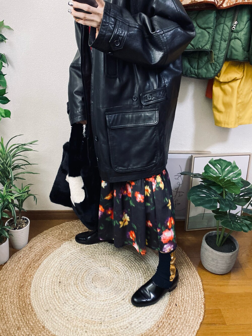 「マイベストコーデ2023、冬コーデ、クリスマスに着たい服、休日スタイル、お出かけコーデ、古着MIX、レイヤードスタイル、赤、冬アウター、レザー、コート、ロングコート、スウェット、ワンピース、ファーバッグ」|「FREAK'S STOREのHEAVY BIGロゴスウェット(スウェット、レッド系)」を使った、moratoriamu.さん(レディース・155cm)の冬コーディネートの4枚目の写真