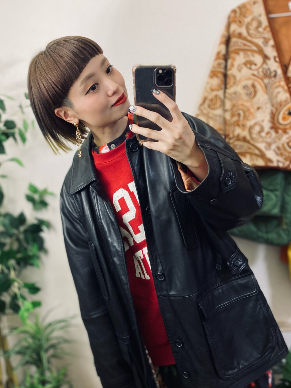 「マイベストコーデ2023、冬コーデ、クリスマスに着たい服、休日スタイル、お出かけコーデ、古着MIX、レイヤードスタイル、赤、冬アウター、レザー、コート、ロングコート、スウェット、ワンピース、ファーバッグ」|「FREAK'S STOREのHEAVY BIGロゴスウェット(スウェット、レッド系)」を使った、moratoriamu.さん(レディース・155cm)の冬コーディネートの3枚目の写真